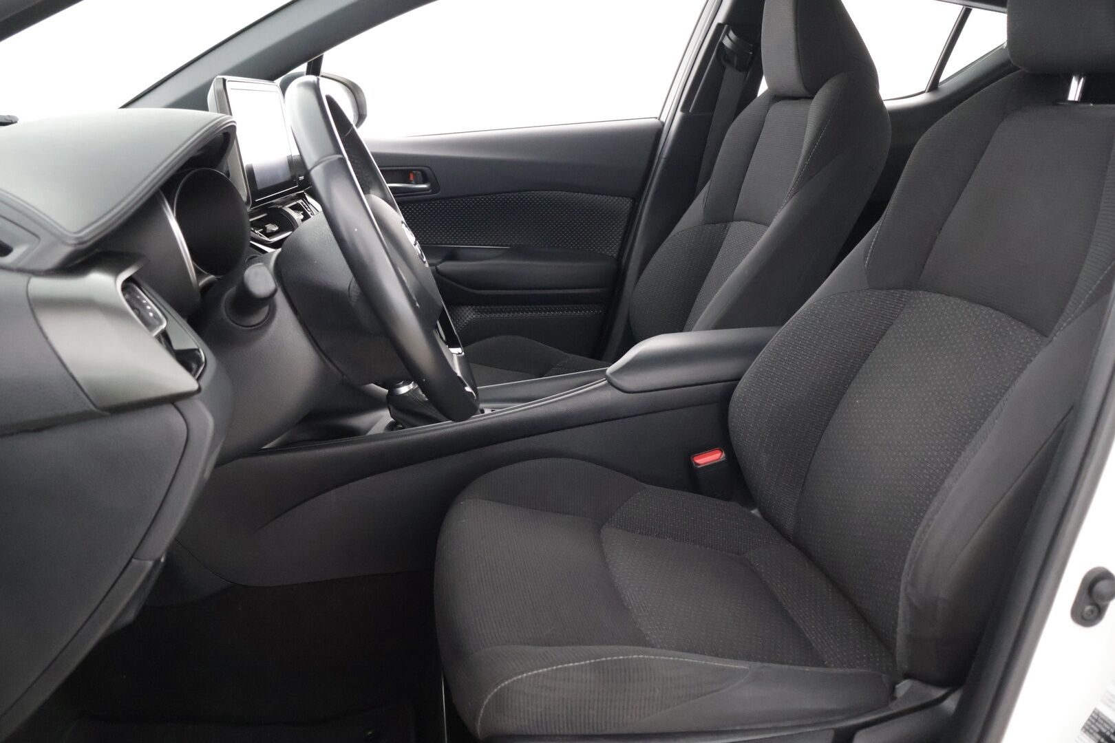 Toyota C-HR 2019 1,8 Hybrid Active Edition * Adaptiivinen vakionopeudensäädin / Kaistavahti / Peruutuskamera / Avaimeton ovien avaus * - Kahdet todella hyvät renkaat / Hyvin huollettu / Tuulilasi ehjä, maalipinta siisti *