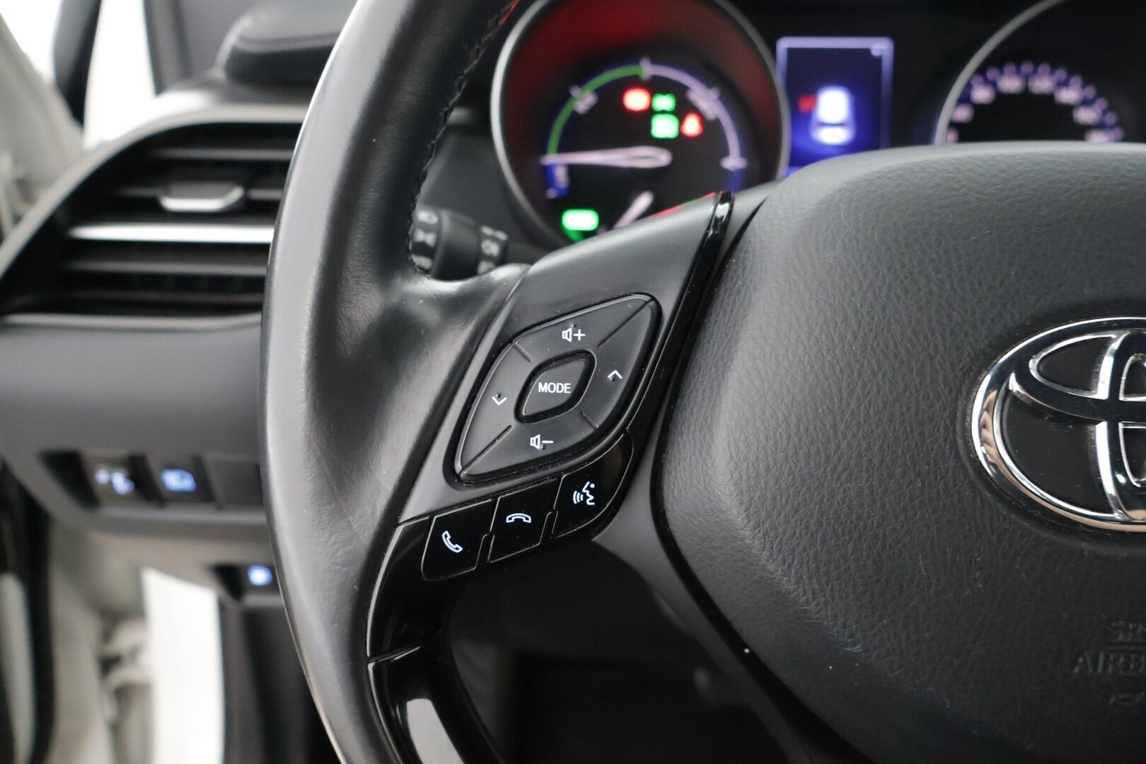 Toyota C-HR 2019 1,8 Hybrid Active Edition * Adaptiivinen vakionopeudensäädin / Kaistavahti / Peruutuskamera / Avaimeton ovien avaus * - Kahdet todella hyvät renkaat / Hyvin huollettu / Tuulilasi ehjä, maalipinta siisti *