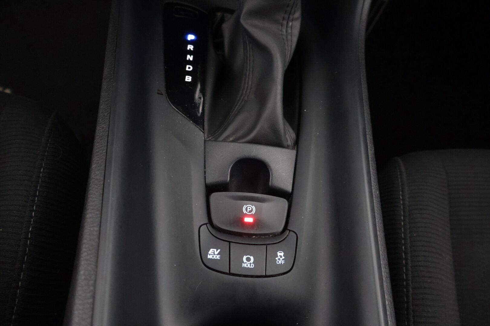 Toyota C-HR 2019 1,8 Hybrid Active Edition * Adaptiivinen vakionopeudensäädin / Kaistavahti / Peruutuskamera / Avaimeton ovien avaus * - Kahdet todella hyvät renkaat / Hyvin huollettu / Tuulilasi ehjä, maalipinta siisti *