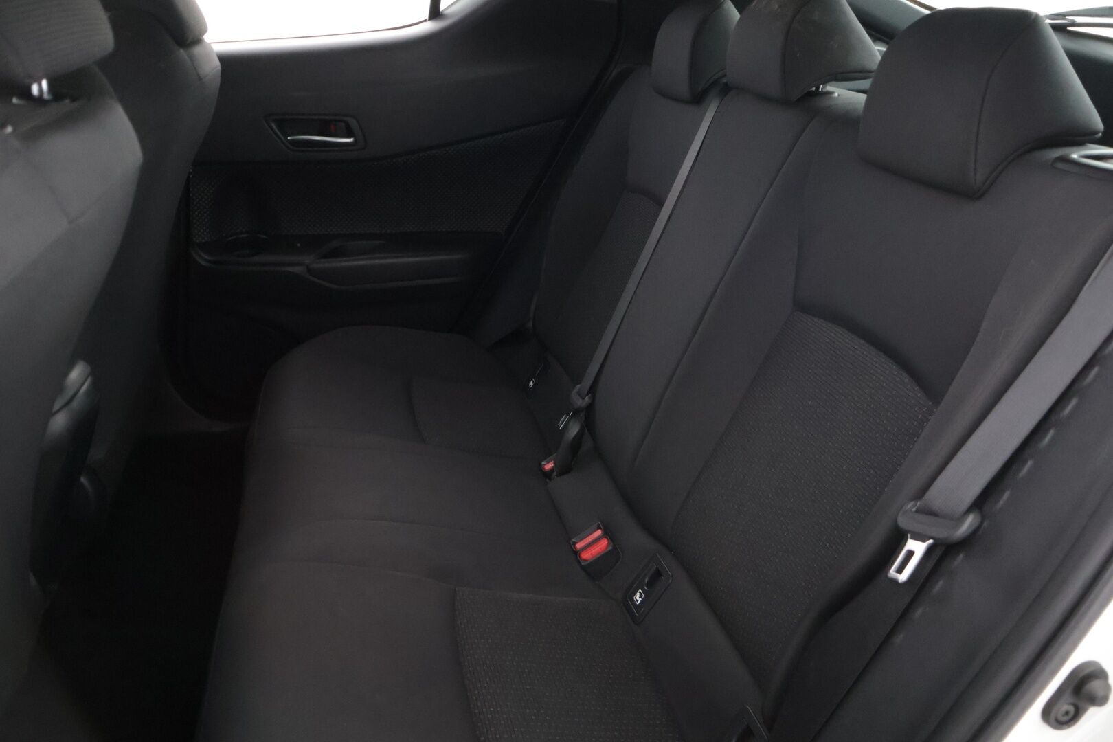 Toyota C-HR 2019 1,8 Hybrid Active Edition * Adaptiivinen vakionopeudensäädin / Kaistavahti / Peruutuskamera / Avaimeton ovien avaus * - Kahdet todella hyvät renkaat / Hyvin huollettu / Tuulilasi ehjä, maalipinta siisti *
