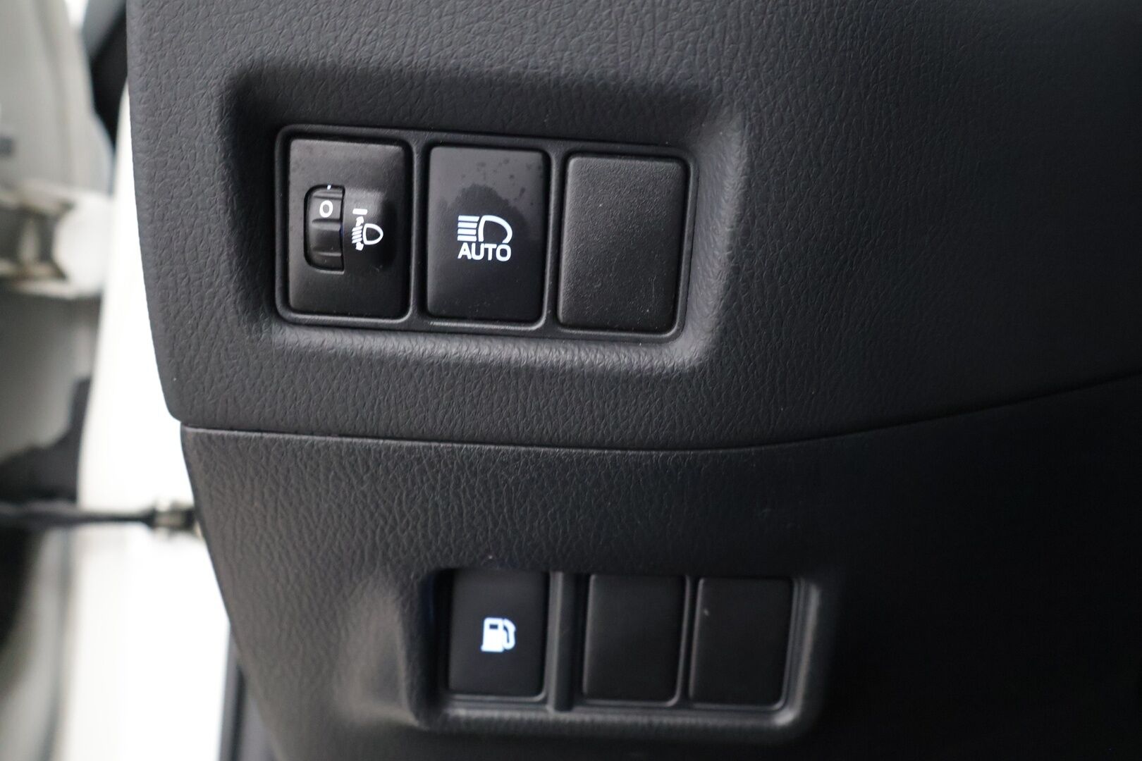 Toyota C-HR 2019 1,8 Hybrid Active Edition * Adaptiivinen vakionopeudensäädin / Kaistavahti / Peruutuskamera / Avaimeton ovien avaus * - Kahdet todella hyvät renkaat / Hyvin huollettu / Tuulilasi ehjä, maalipinta siisti *