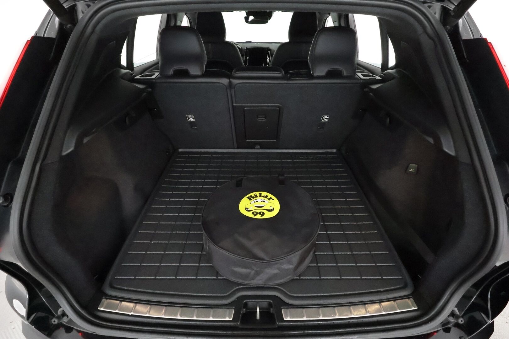 Volvo XC40 2021 T5 TwE Recharge Business R-Design aut **ACC / Webasto / P.kamera / BLIS / Navi / Full LED / Nahka-Alcantara** - Suomi-auto / Kahdet renkaat aluvanteilla / Merkkihuollettu