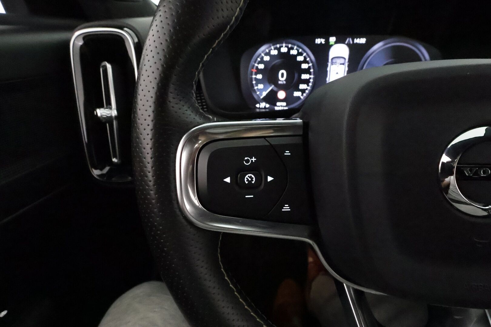 Volvo XC40 2021 T5 TwE Recharge Business R-Design aut **ACC / Webasto / P.kamera / BLIS / Navi / Full LED / Nahka-Alcantara** - Suomi-auto / Kahdet renkaat aluvanteilla / Merkkihuollot / Digimittaristo