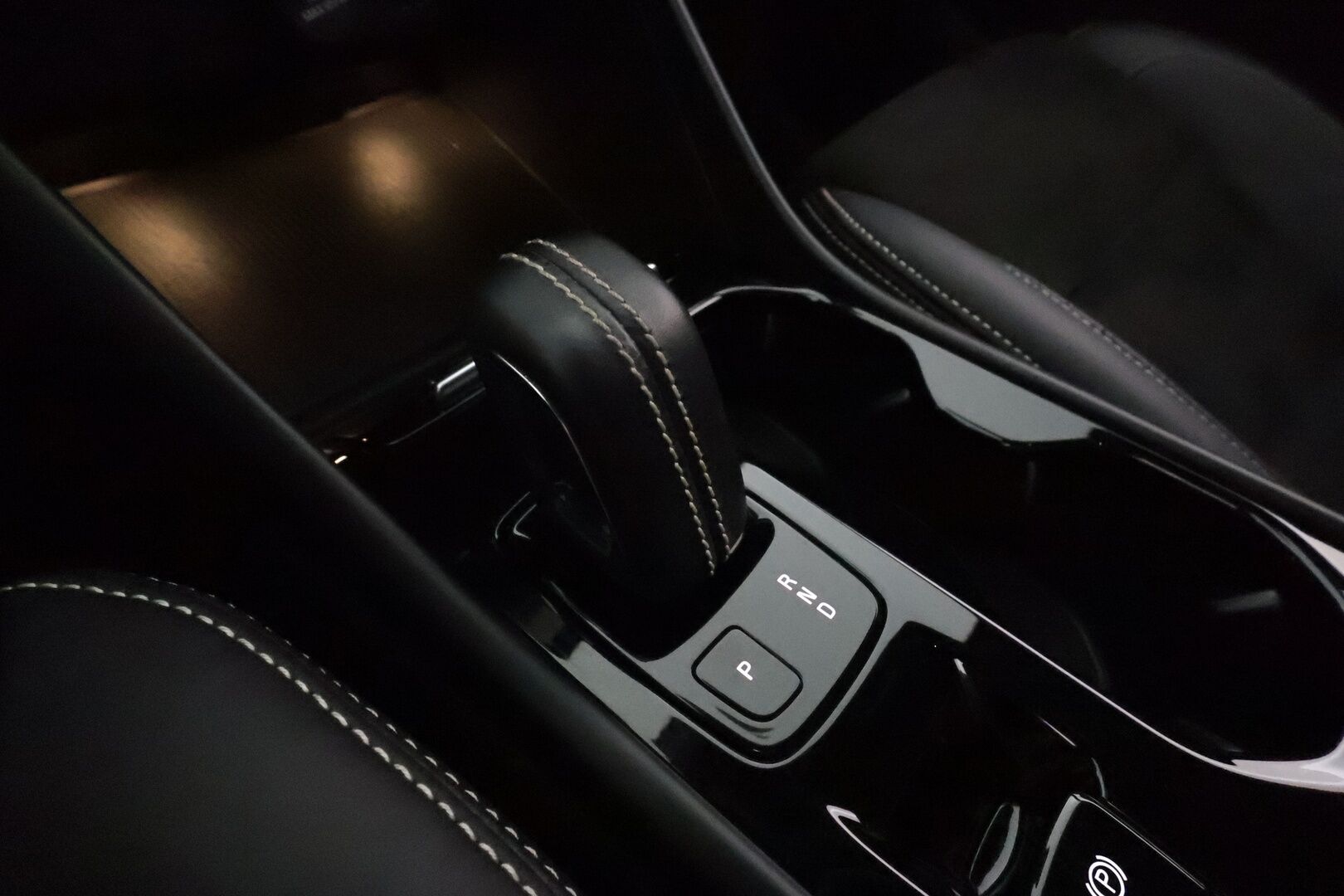 Volvo XC40 2021 T5 TwE Recharge Business R-Design aut **ACC / Webasto / P.kamera / BLIS / Navi / Full LED / Nahka-Alcantara** - Suomi-auto / Kahdet renkaat aluvanteilla / Merkkihuollettu