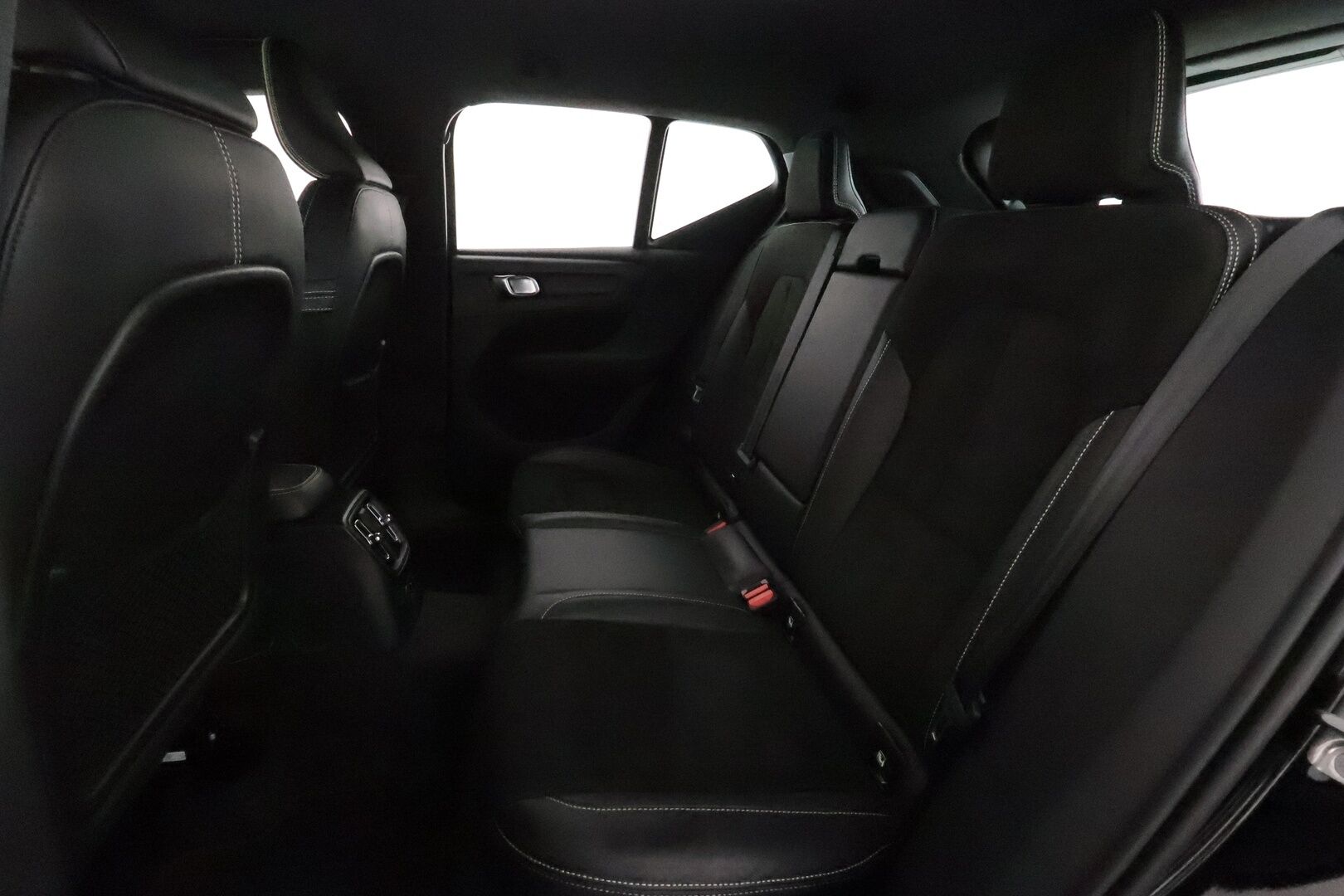 Volvo XC40 2021 T5 TwE Recharge Business R-Design aut **ACC / Webasto / P.kamera / BLIS / Navi / Full LED / Nahka-Alcantara** - Suomi-auto / Kahdet renkaat aluvanteilla / Merkkihuollettu