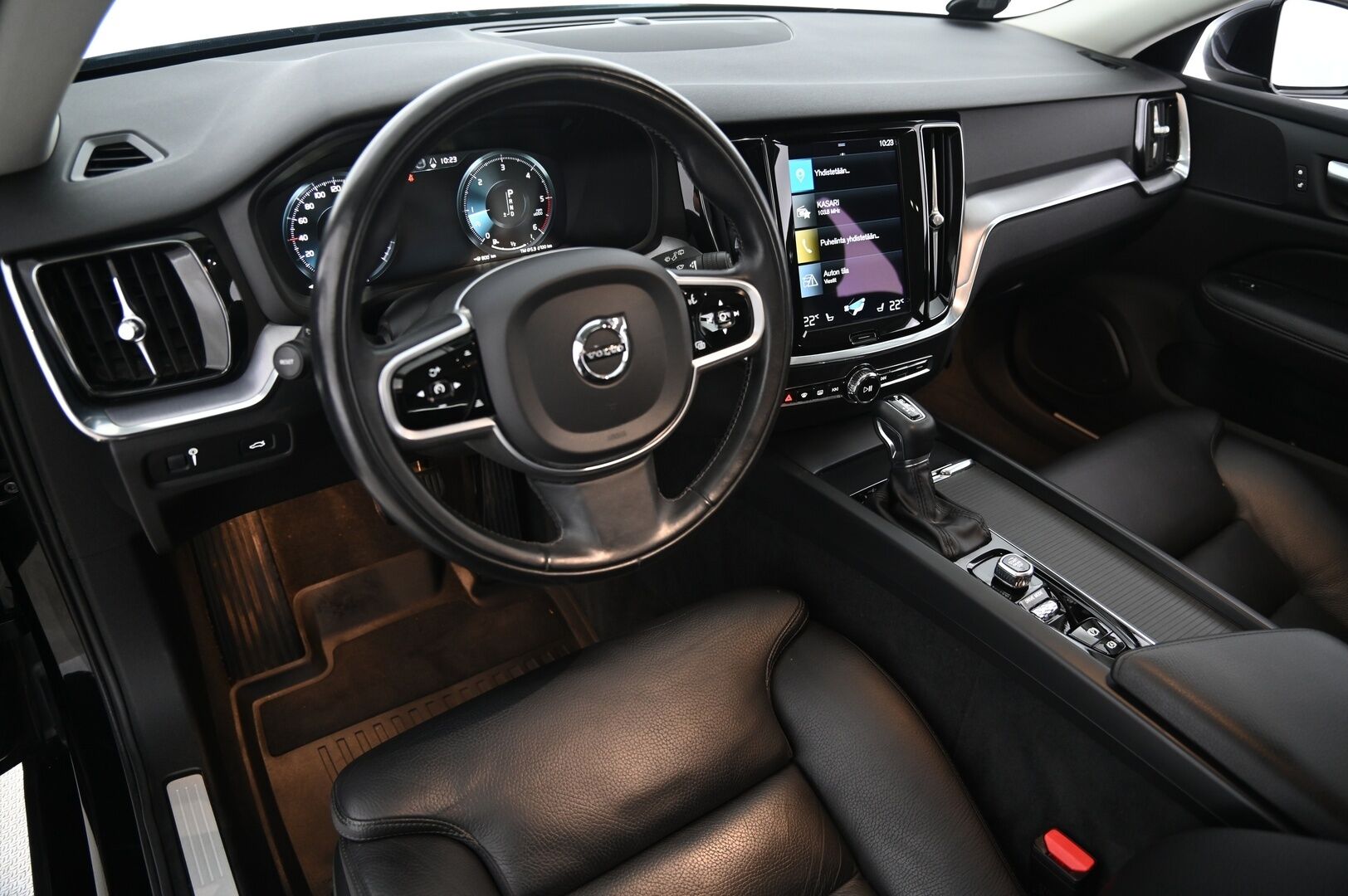 Volvo V60 2021 D3 AWD Business aut *Muistipenkki/ Sporttinahat/  Pa-Lämmitin/  Koukku/  VOC/  Kamera* - Merkkihuollettu / 2x renkaat / Suomiauto / Kessy