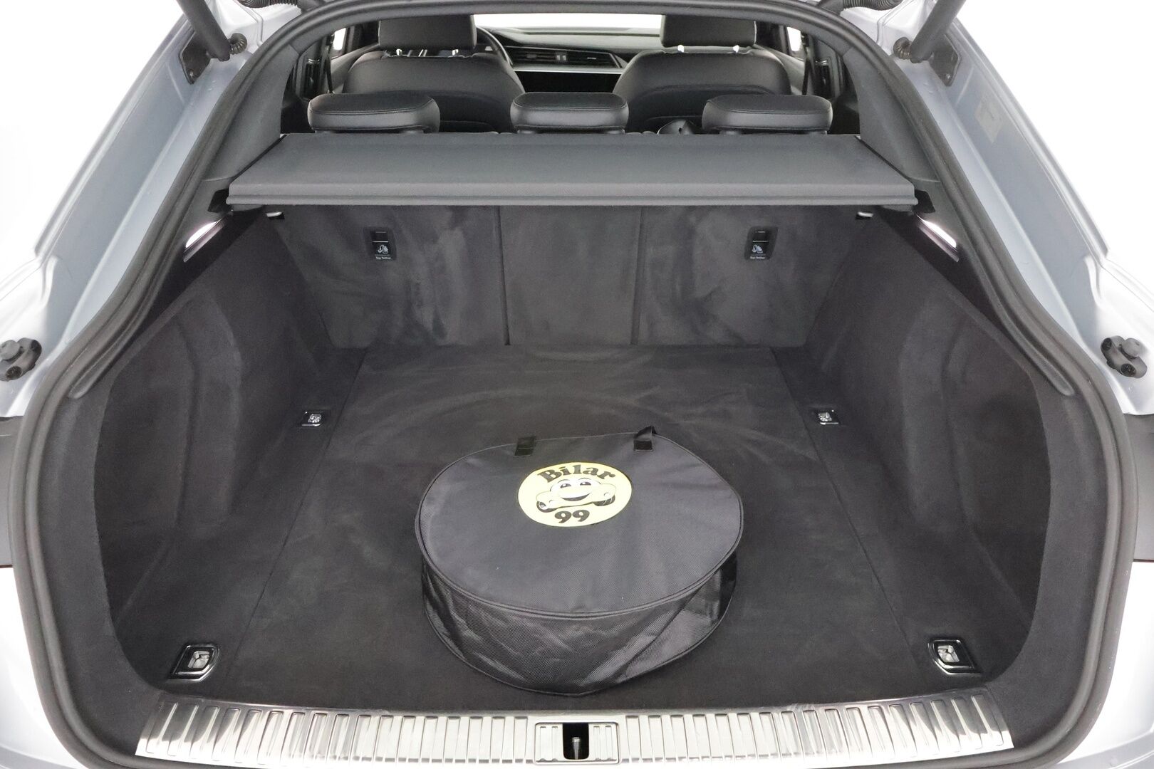 Audi e-tron 2020 Sportback Edition Advanced 50 quattro **1-om Suomi-auto / Ilma-alusta / Navi / P.kamera / Sporttipenkit / Kaistavahti ** - Upea sisusta / Kahdet aluvanteet / Todella kattavasti varusteltu