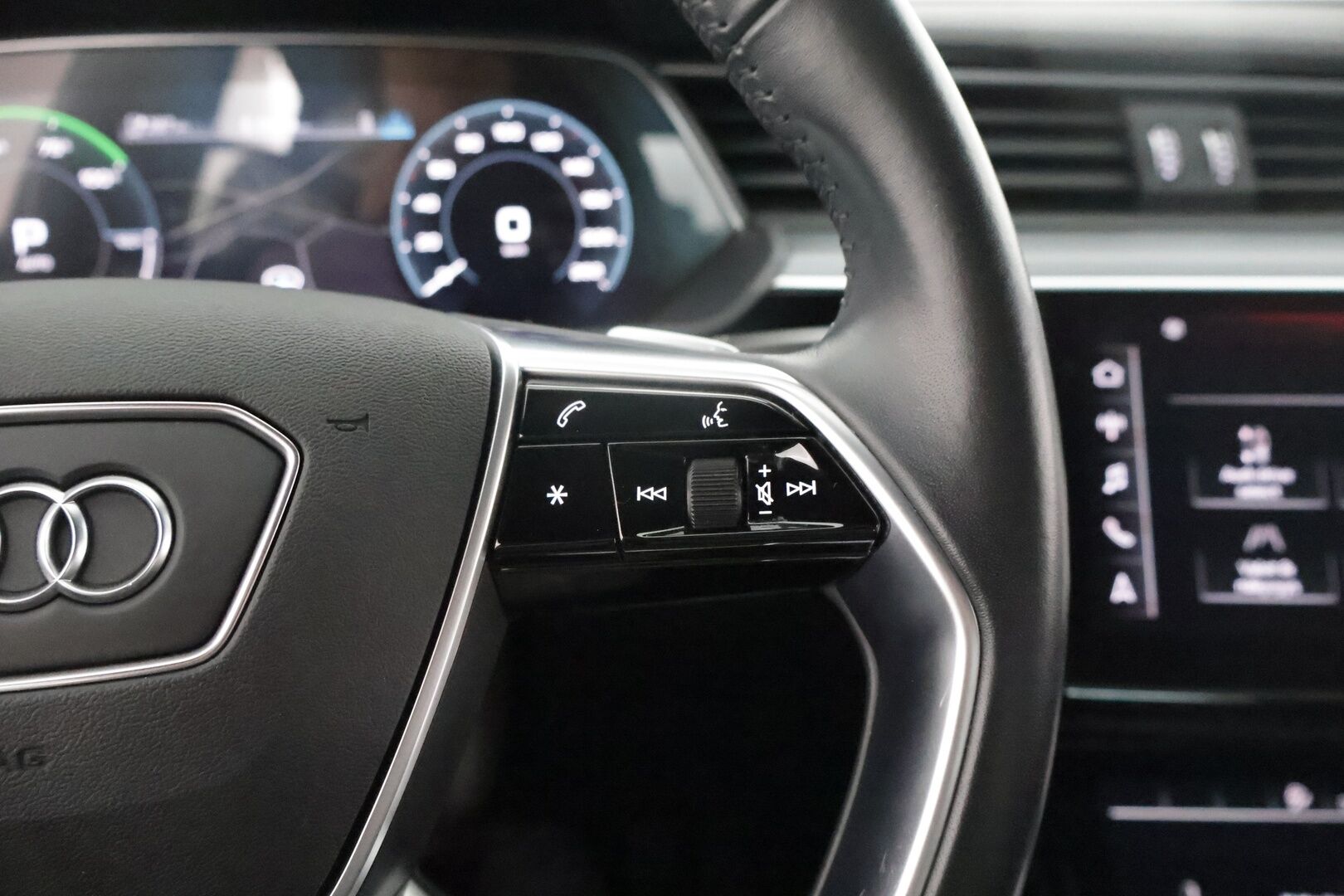 Audi e-tron 2020 Sportback Edition Advanced 50 quattro **1-om Suomi-auto / Ilma-alusta / Navi / P.kamera / Sporttipenkit / Kaistavahti **