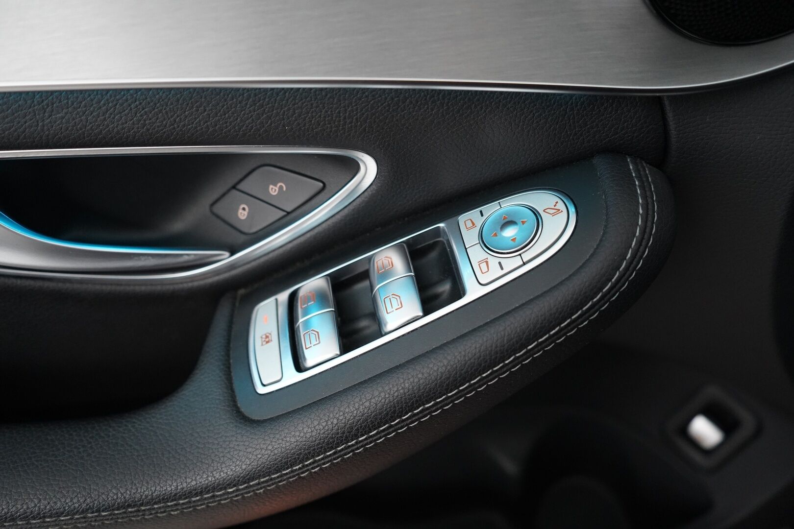 Mercedes-Benz C 2018 350 e T A Premium Business - ACC / Koukku / Kamera / Kahdet renkaat / Tutkat / KeylessGo