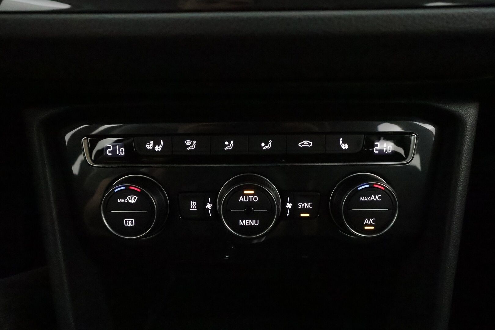 Volkswagen Tiguan 2020 R-Line 2,0 TDI SCR 110 kW DSG-automaatti ** Webasto / Koukku / Adapt.Vakkari / LED-valot / P.tutkat / Kaistavahti ** - Suomi-auto / Kahdet Renkaat
