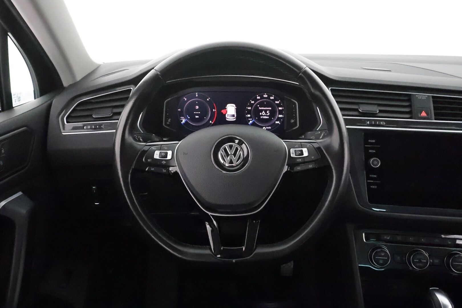Volkswagen Tiguan 2020 R-Line 2,0 TDI SCR 110 kW DSG-automaatti ** Webasto / Koukku / Adapt.Vakkari / LED-valot / P.tutkat / Kaistavahti ** - Suomi-auto / Kahdet Renkaat