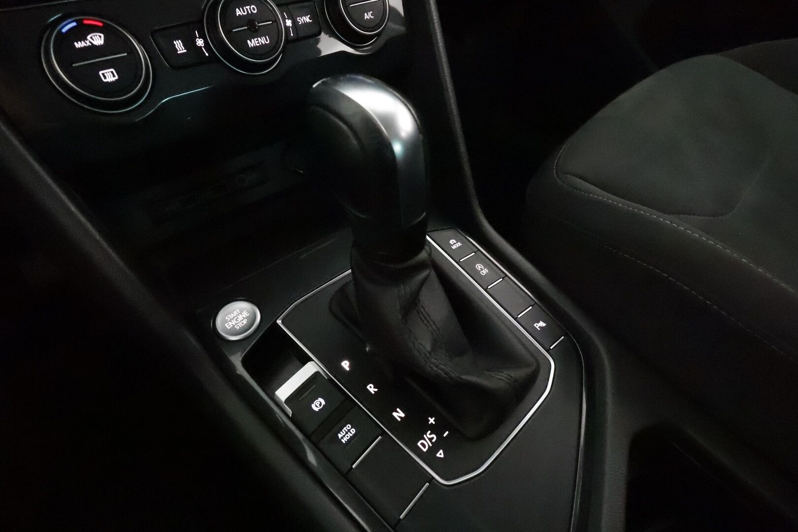 Volkswagen Tiguan 2020 R-Line 2,0 TDI SCR 110 kW DSG-automaatti ** Webasto / Koukku / Adapt.Vakkari / LED-valot / P.tutkat / Kaistavahti ** - Suomi-auto / Kahdet Renkaat
