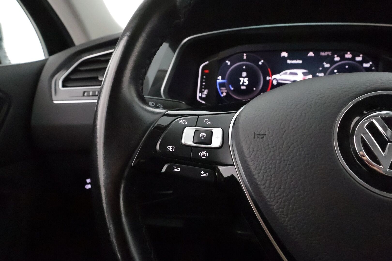 Volkswagen Tiguan 2020 R-Line 2,0 TDI SCR 110 kW DSG-automaatti ** Webasto / Koukku / Adapt.Vakkari / LED-valot / P.tutkat / Kaistavahti ** - Suomi-auto / Kahdet Renkaat