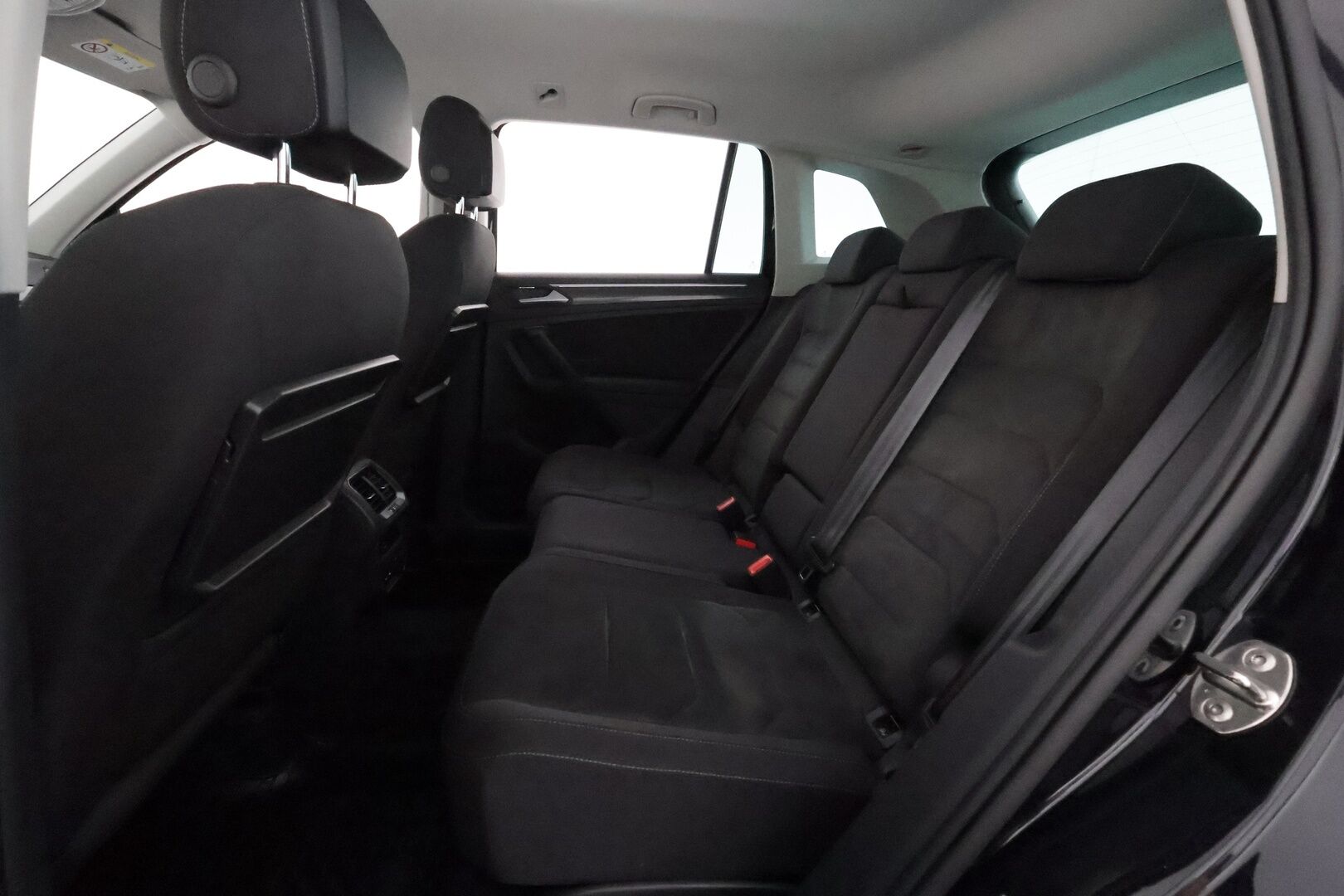 Volkswagen Tiguan 2020 R-Line 2,0 TDI SCR 110 kW DSG-automaatti ** Webasto / Koukku / Adapt.Vakkari / LED-valot / P.tutkat / Kaistavahti ** - Suomi-auto / Kahdet Renkaat