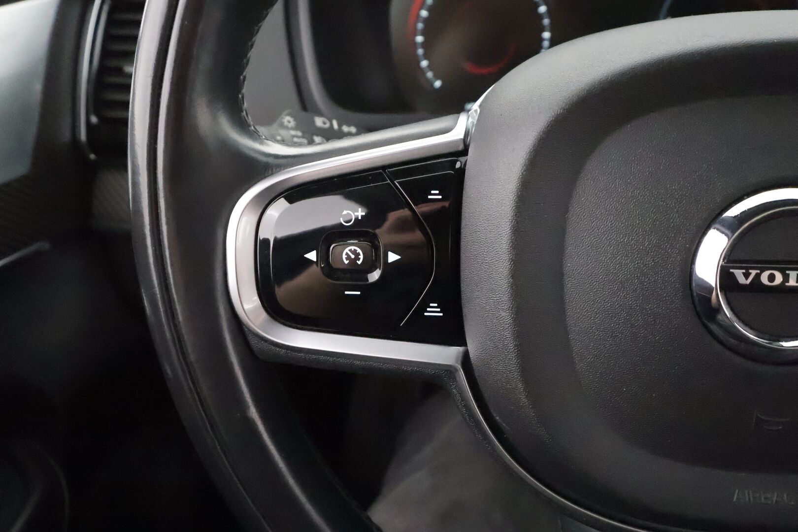 Volvo XC90 2016 T8 Twin Engine AWD R-Design aut 7-P - ACC | Webasto | Koukku | Full-LED | Panorama | B&W | Hierovat ja ilmastoidut muistipenkit | Kahdet Renkaat | Juuri huollettu | Hihna vaihdettu