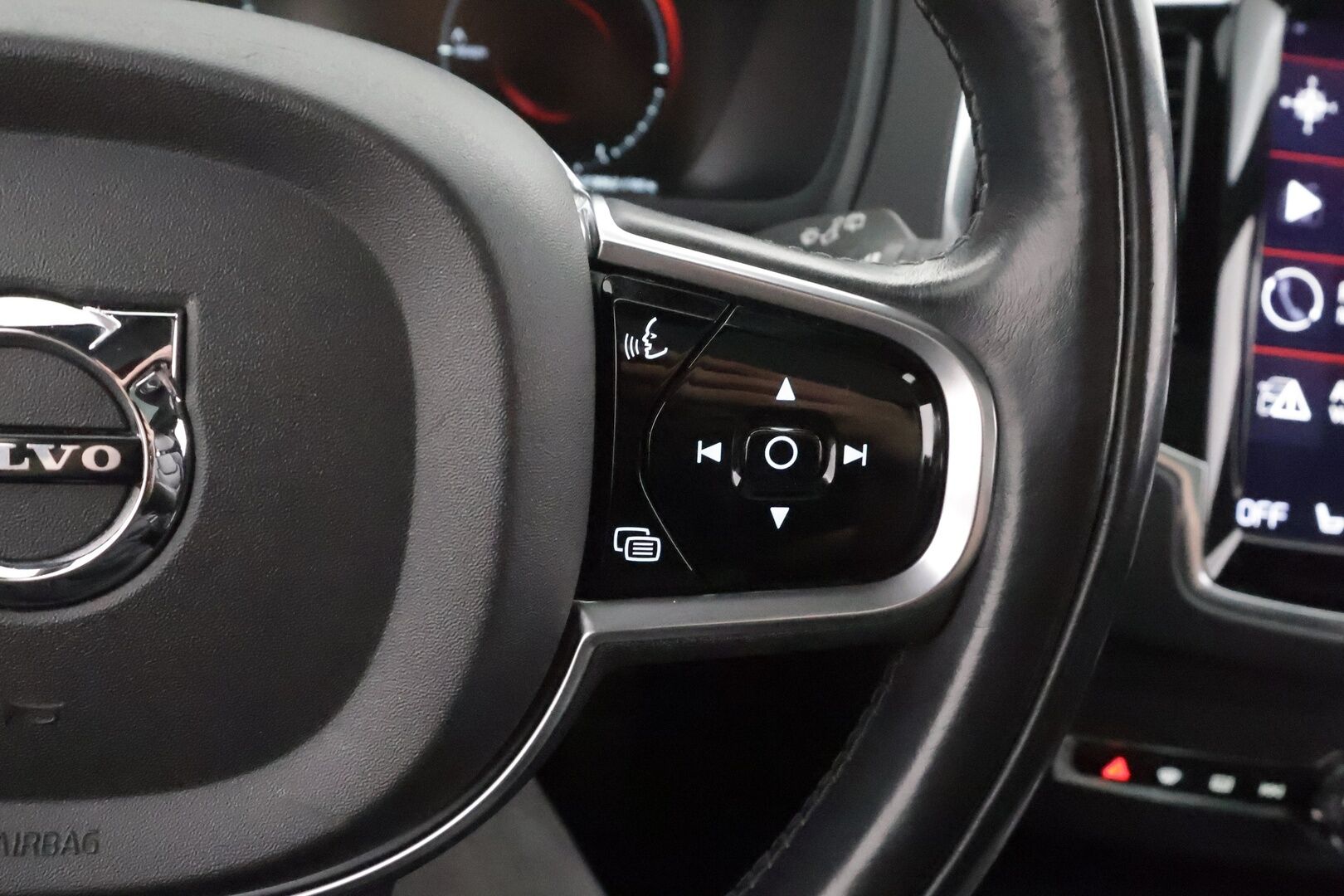 Volvo XC90 2016 T8 Twin Engine AWD R-Design aut 7-P - ACC | Webasto | Koukku | Full-LED | Panorama | B&W | Hierovat ja ilmastoidut muistipenkit | Kahdet Renkaat | Juuri huollettu | Hihna vaihdettu
