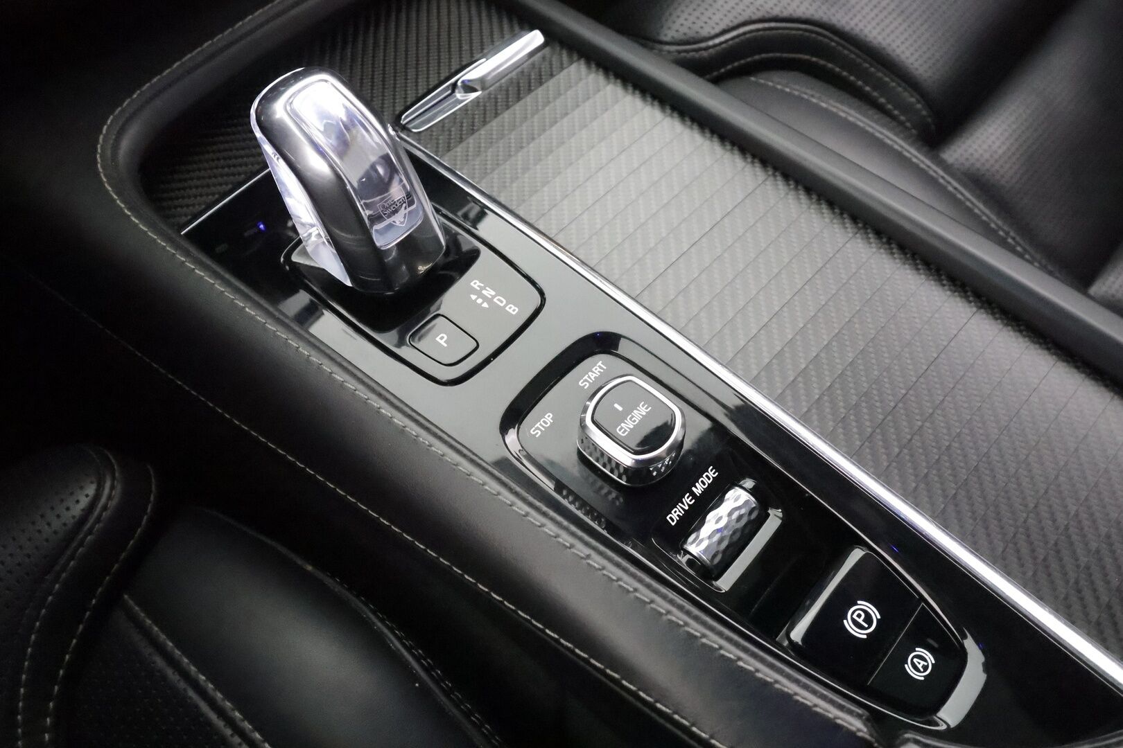 Volvo XC90 2016 T8 Twin Engine AWD R-Design aut 7-P - ACC | Webasto | Koukku | Full-LED | Panorama | B&W | Hierovat ja ilmastoidut muistipenkit | Kahdet Renkaat | Juuri huollettu | Hihna vaihdettu