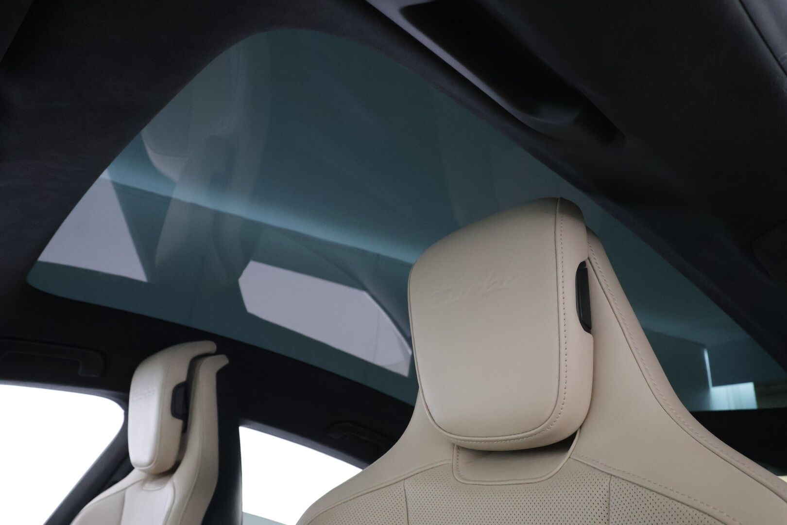 Porsche Taycan 2020 Turbo * Sport Chrono / ACC / 360° / Matrix / Ilmastoidut Sporttinahat Muistilla / Bose / Ilma-alusta / Lasikatto / ILP * - Akku kuntotarkastettu SoH 94.2% / Suomi-auto / Kahdet renkaat / Merkkihuollot