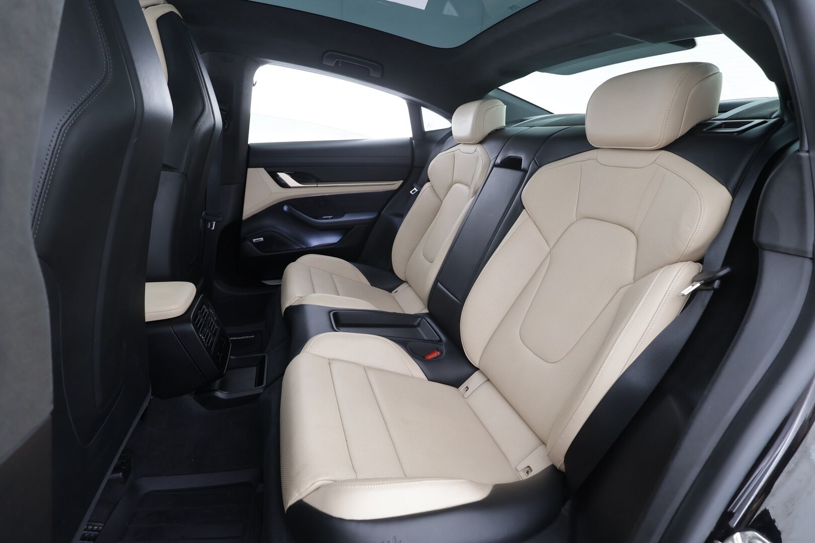 Porsche Taycan 2020 Turbo * Sport Chrono / ACC / 360° / Matrix / Ilmastoidut Sporttinahat Muistilla / Bose / Ilma-alusta / Lasikatto / ILP * - Akku kuntotarkastettu SoH 94.2% / Suomi-auto / Kahdet renkaat / Merkkihuollot