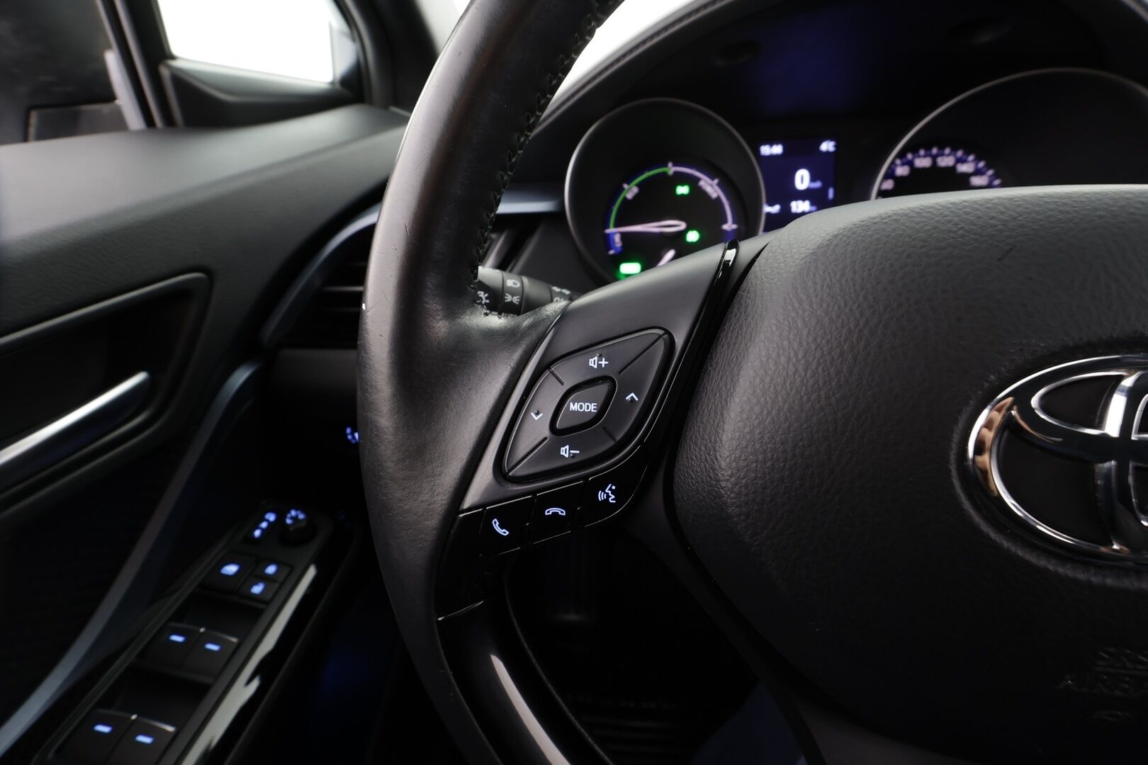 Toyota C-HR 2020 2,0 Hybrid Intense Edition ** Adapt.vakkari / LED / P.kamera / Navigointi / Vetokoukku / Keyless ** - Suomi-auto / Kahdet renkaat vanteilla! / Irroitettava vetokoukku / P.kamera