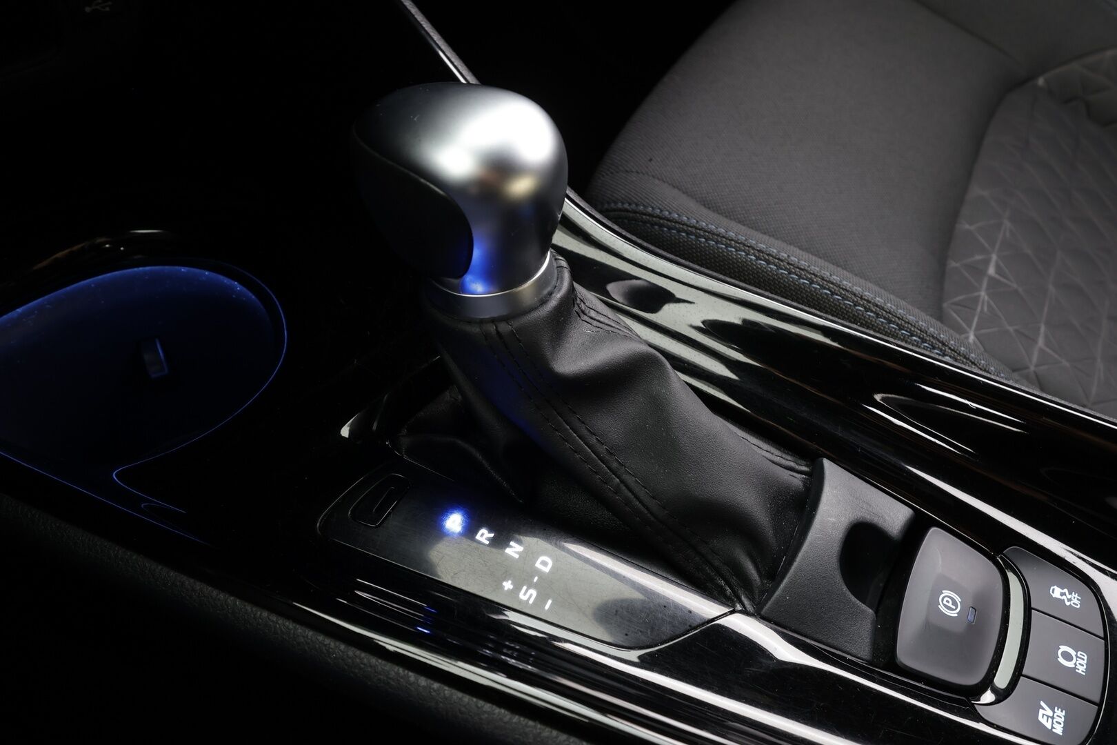 Toyota C-HR 2020 2,0 Hybrid Intense Edition ** Adapt.vakkari / LED / P.kamera / Navigointi / Vetokoukku / Keyless ** - Suomi-auto / Kahdet renkaat vanteilla! / Irroitettava vetokoukku / P.kamera