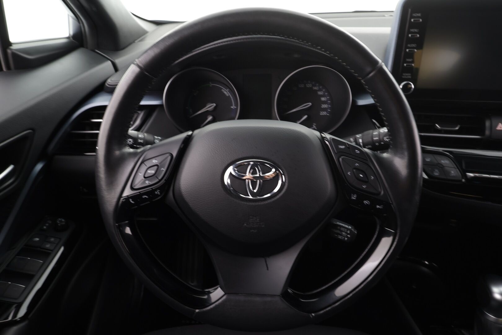 Toyota C-HR 2020 2,0 Hybrid Intense Edition ** Adapt.vakkari / LED / P.kamera / Navigointi / Vetokoukku / Keyless ** - Suomi-auto / Kahdet renkaat vanteilla! / Irroitettava vetokoukku / P.kamera