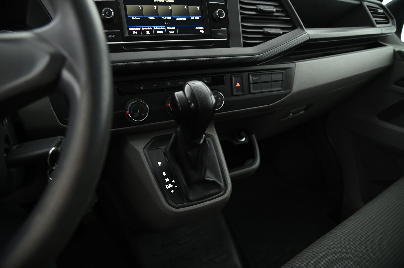 Volkswagen Transporter 2020 umpipakettiauto Pitkä 2,0 TDI 110 kW DSG 3200kg ** Sis.ALV / Läpijuostava / P-Kamera / Koukku ** - 1.om Suomi-auto / Webasto / Vakkari 