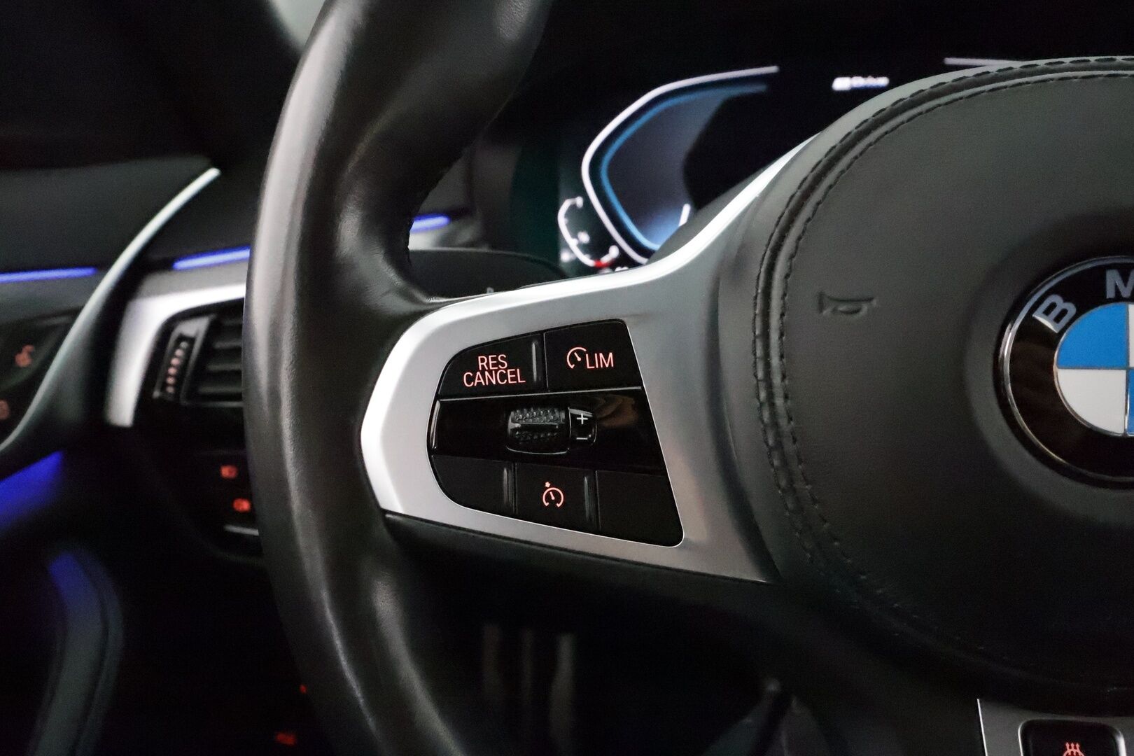 BMW 530 2020 G30 Sedan 530e xDrive iPerformance M-Sport **Digimittaristo / Navi / Sporttipenkit / Apple&Android / P.kamera** - 3,99 % KORKOTARJOUS TÄHÄN AUTOON - Akku kuntotarkistettu! / Shadowline / Ratinlämmitin