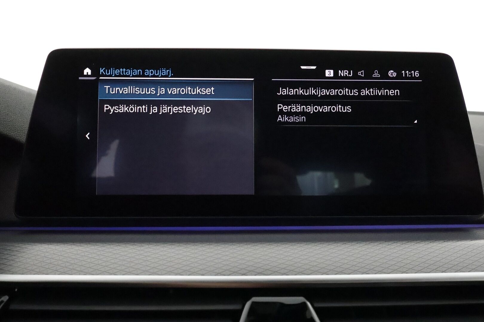 BMW 530 2020 G30 Sedan 530e xDrive iPerformance M-Sport **Digimittaristo / Navi / Sporttipenkit / Apple&Android / P.kamera** - 3,99 % KORKOTARJOUS TÄHÄN AUTOON - Akku kuntotarkistettu! / Shadowline / Ratinlämmitin