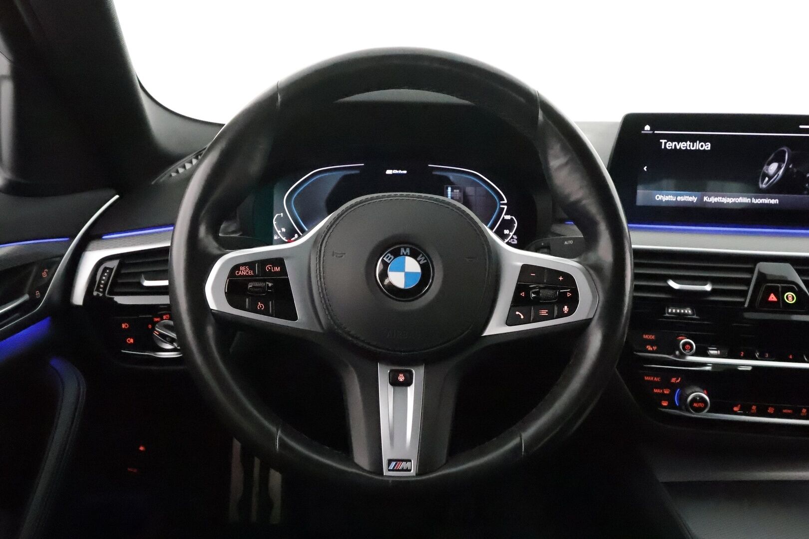 BMW 530 2020 G30 Sedan 530e xDrive iPerformance M-Sport **Digimittaristo / Navi / Sporttipenkit / Apple&Android / P.kamera** - 3,99 % KORKOTARJOUS TÄHÄN AUTOON - Akku kuntotarkistettu! / Shadowline / Ratinlämmitin