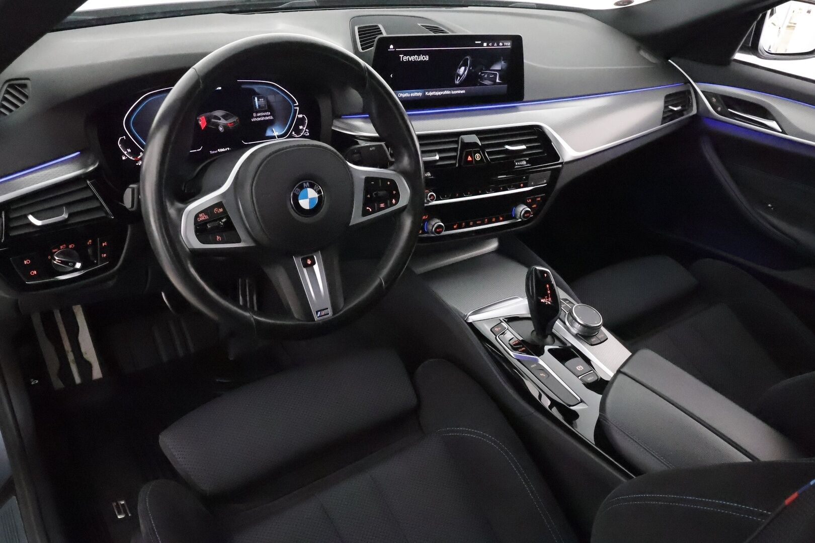 BMW 530 2020 G30 Sedan 530e xDrive iPerformance M-Sport **Digimittaristo / Navi / Sporttipenkit / Apple&Android / P.kamera** - 3,99 % KORKOTARJOUS TÄHÄN AUTOON - Akku kuntotarkistettu! / Shadowline / Ratinlämmitin