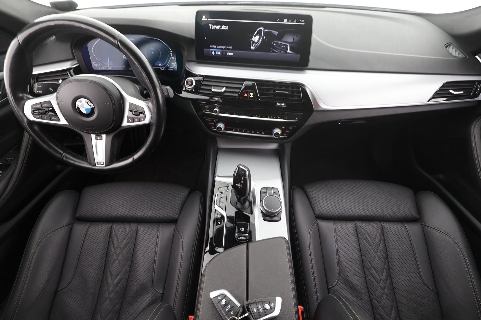 BMW 530 2021 G31 Touring 530e xDrive * Koukku / LED / P.Kamera / Sportnahat / Digimittaristo / Navi / HiFi * - M-Sport ratti / Suomi-auto / 2x Latauskaapelit / Kahdet renkaat aluvanteilla / Merkkihuollot