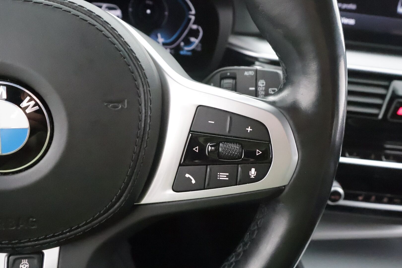 BMW 530 2020 G31 Touring 530e xDrive * Koukku / LED / P.Kamera / Sportnahat / Digimittaristo / Navi / HiFi * - Suomi-auto / 2x Latauskaapelit / Kahdet renkaat aluvanteilla / Merkkihuollot