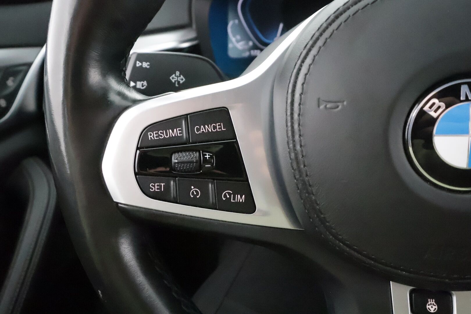 BMW 530 2021 G31 Touring 530e xDrive * Koukku / LED / P.Kamera / Sportnahat / Digimittaristo / Navi / HiFi * - M-Sport ratti / Suomi-auto / 2x Latauskaapelit / Kahdet renkaat aluvanteilla / Merkkihuollot