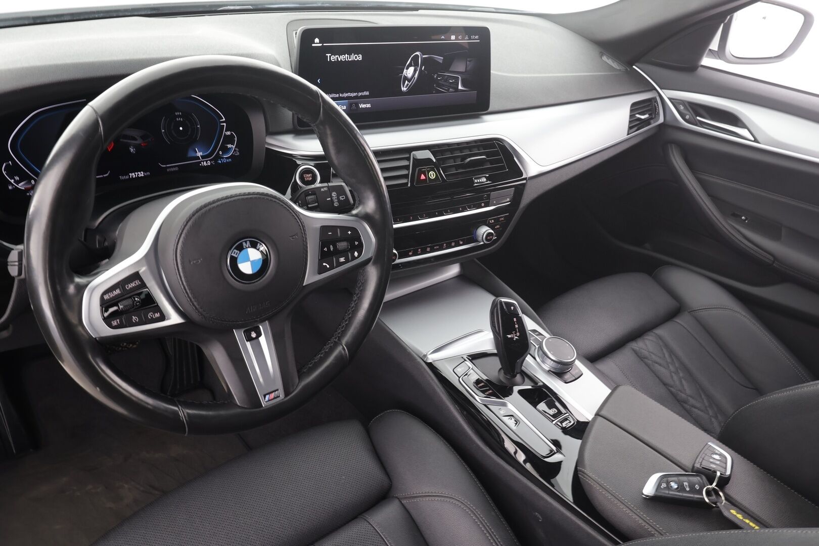 BMW 530 2021 G31 Touring 530e xDrive * Koukku / LED / P.Kamera / Sportnahat / Digimittaristo / Navi / HiFi * - M-Sport ratti / Suomi-auto / 2x Latauskaapelit / Kahdet renkaat aluvanteilla / Merkkihuollot