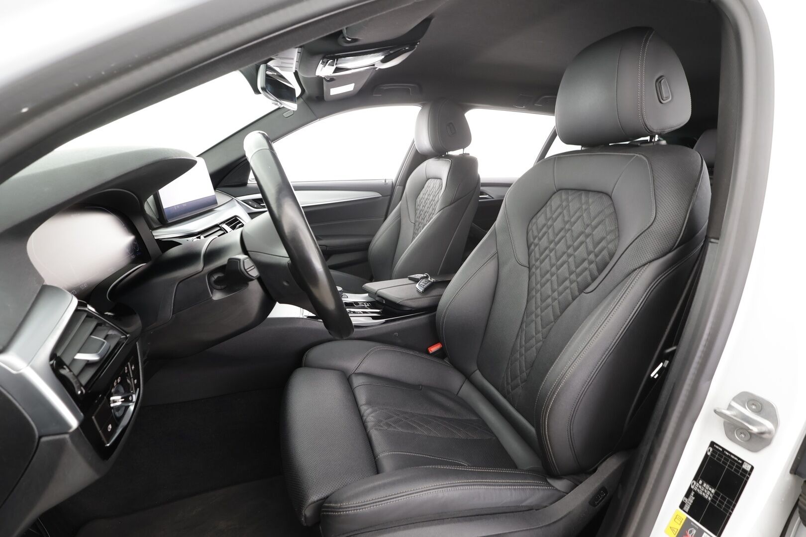 BMW 530 2021 G31 Touring 530e xDrive * Koukku / LED / P.Kamera / Sportnahat / Digimittaristo / Navi / HiFi * - M-Sport ratti / Suomi-auto / 2x Latauskaapelit / Kahdet renkaat aluvanteilla / Merkkihuollot