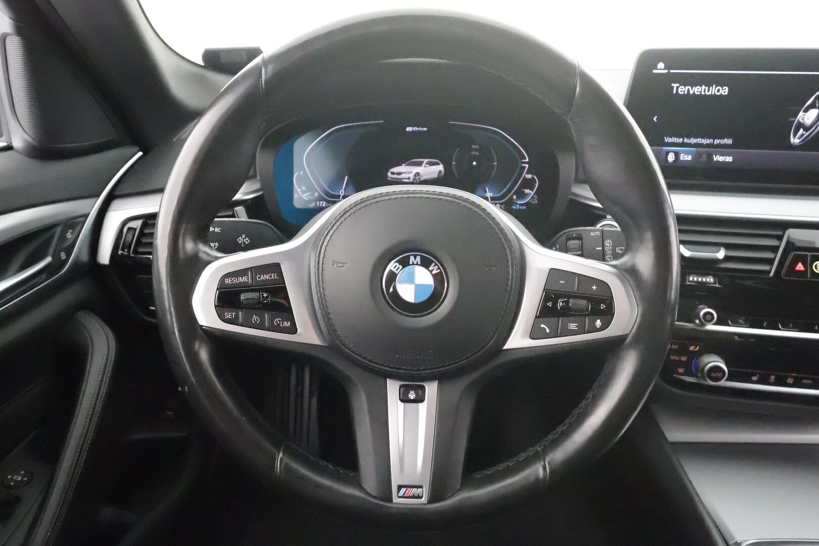 BMW 530 2021 G31 Touring 530e xDrive * Koukku / LED / P.Kamera / Sportnahat / Digimittaristo / Navi / HiFi * - M-Sport ratti / Suomi-auto / 2x Latauskaapelit / Kahdet renkaat aluvanteilla / Merkkihuollot