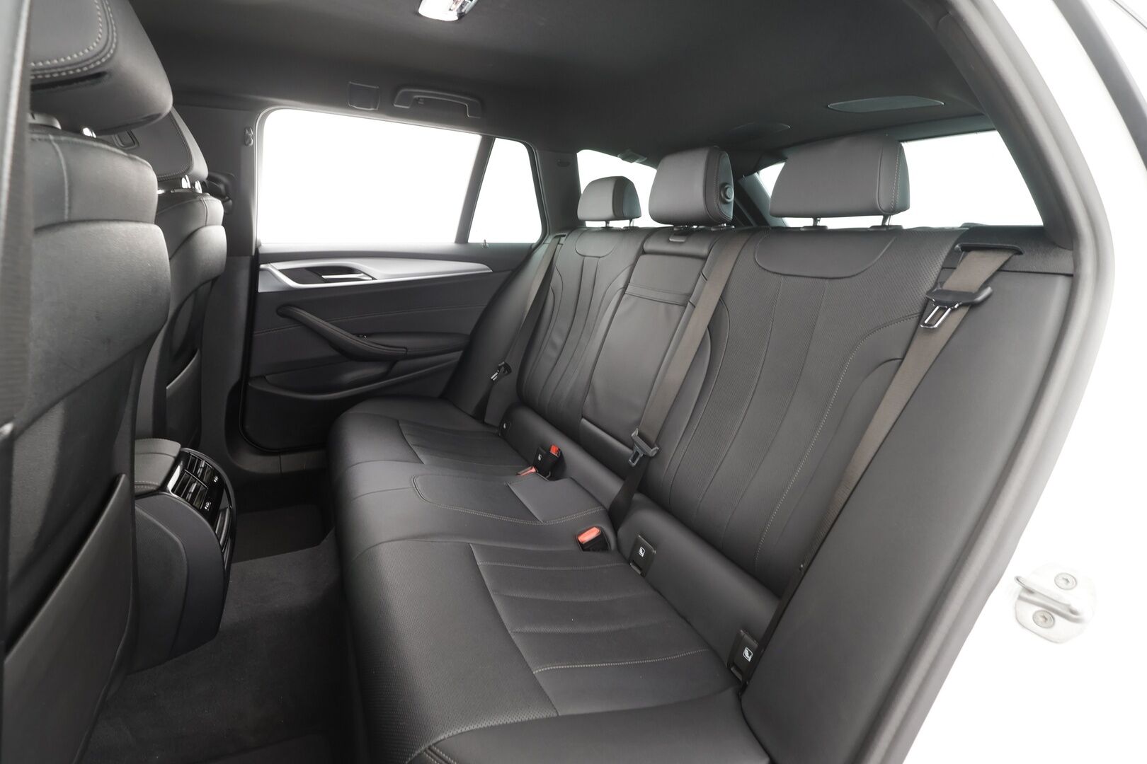 BMW 530 2021 G31 Touring 530e xDrive * Koukku / LED / P.Kamera / Sportnahat / Digimittaristo / Navi / HiFi * - M-Sport ratti / Suomi-auto / 2x Latauskaapelit / Kahdet renkaat aluvanteilla / Merkkihuollot - HULLUT AVAJAISHULINAT KORKOTARJOUS 3,29 %