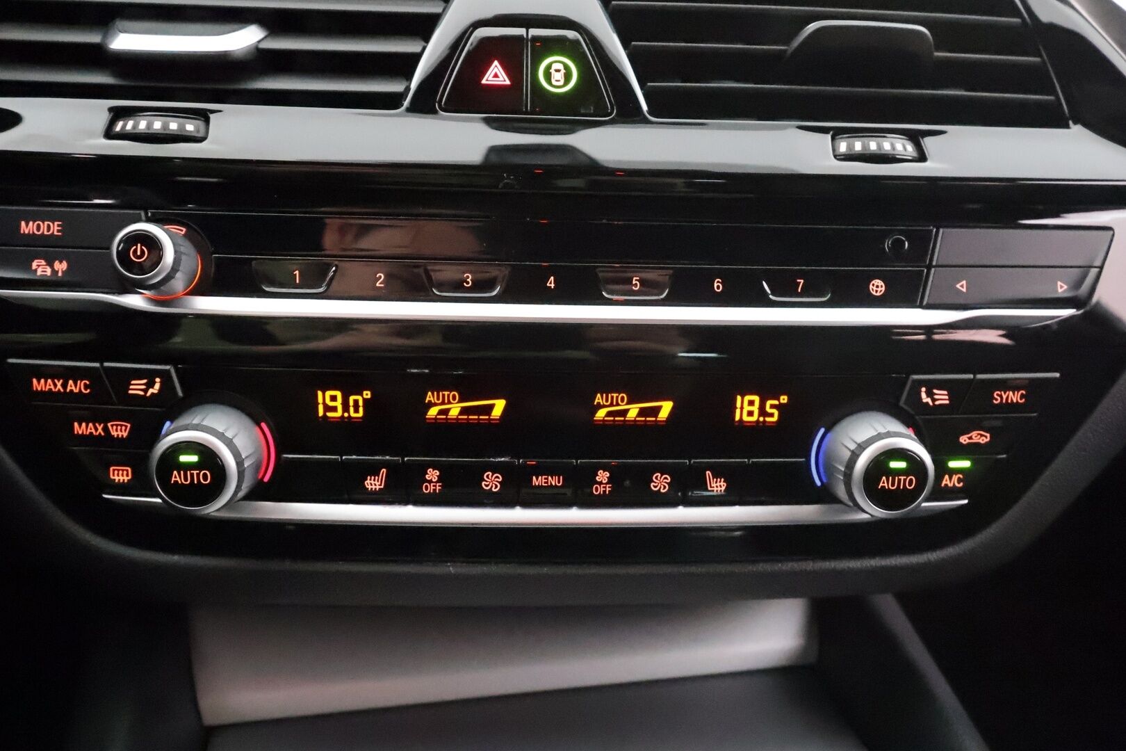 BMW 530 2021 G31 Touring 530e xDrive * Koukku / LED / P.Kamera / Sportnahat / Digimittaristo / Navi / HiFi * - M-Sport ratti / Suomi-auto / 2x Latauskaapelit / Kahdet renkaat aluvanteilla / Merkkihuollot - HULLUT AVAJAISHULINAT KORKOTARJOUS 3,29 %