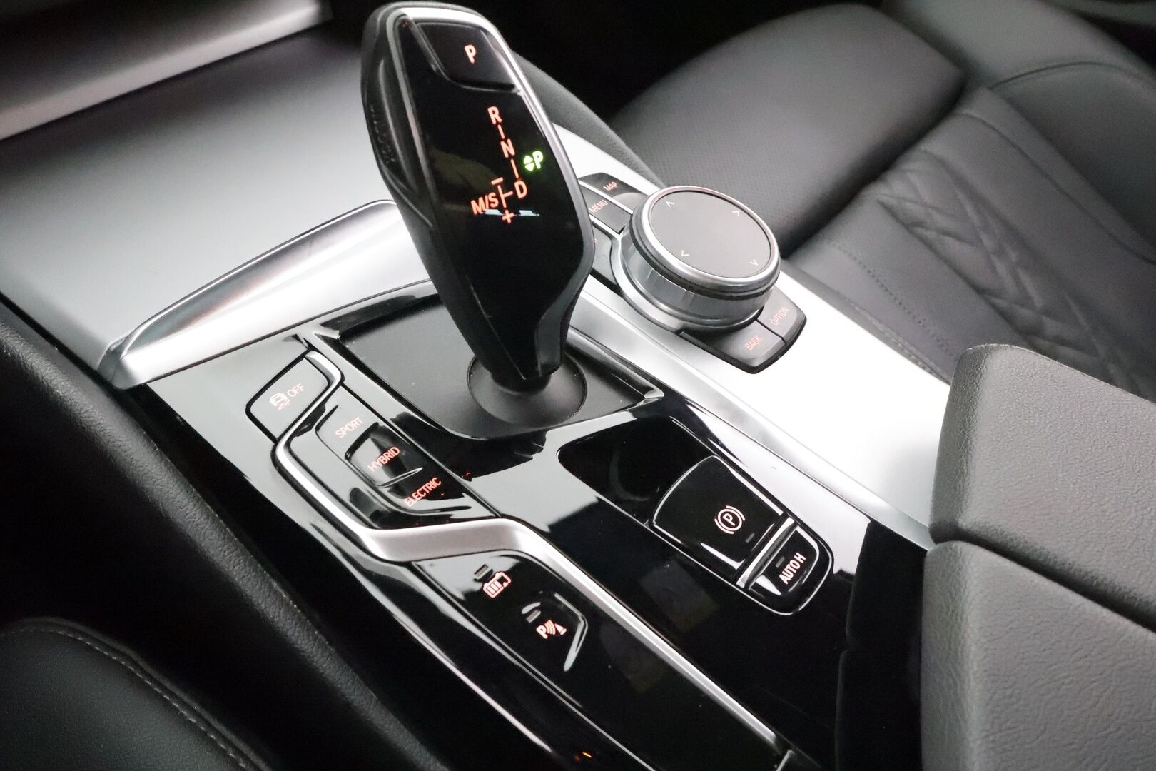 BMW 530 2021 G31 Touring 530e xDrive * Koukku / LED / P.Kamera / Sportnahat / Digimittaristo / Navi / HiFi * - M-Sport ratti / Suomi-auto / 2x Latauskaapelit / Kahdet renkaat aluvanteilla / Merkkihuollot