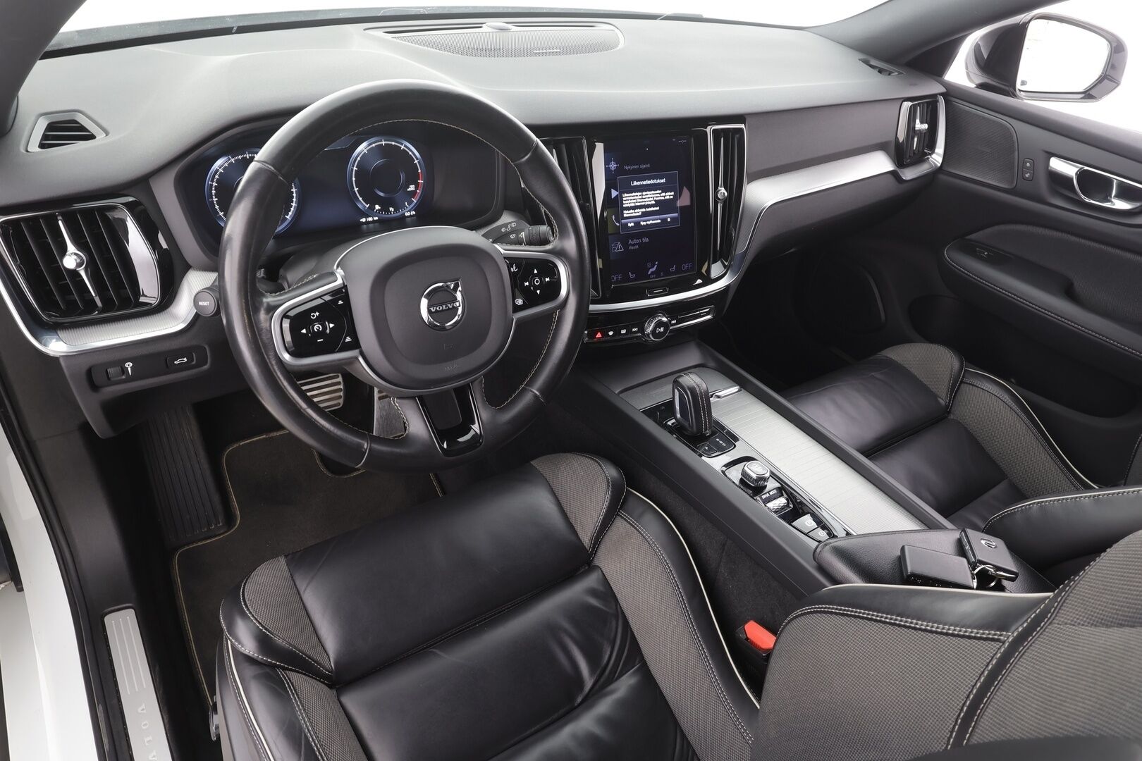 Volvo V60 2021 B3 MHEV Business R-Design aut - ACC | Koukku | Webasto | Muistipenkki | Full-LED | BLIS | P.Kamera | H&K | Sporttipenkit | Navi | Keyless | Suomi-auto | Kahdet renkaat aluvanteilla | Merkkihuollettu