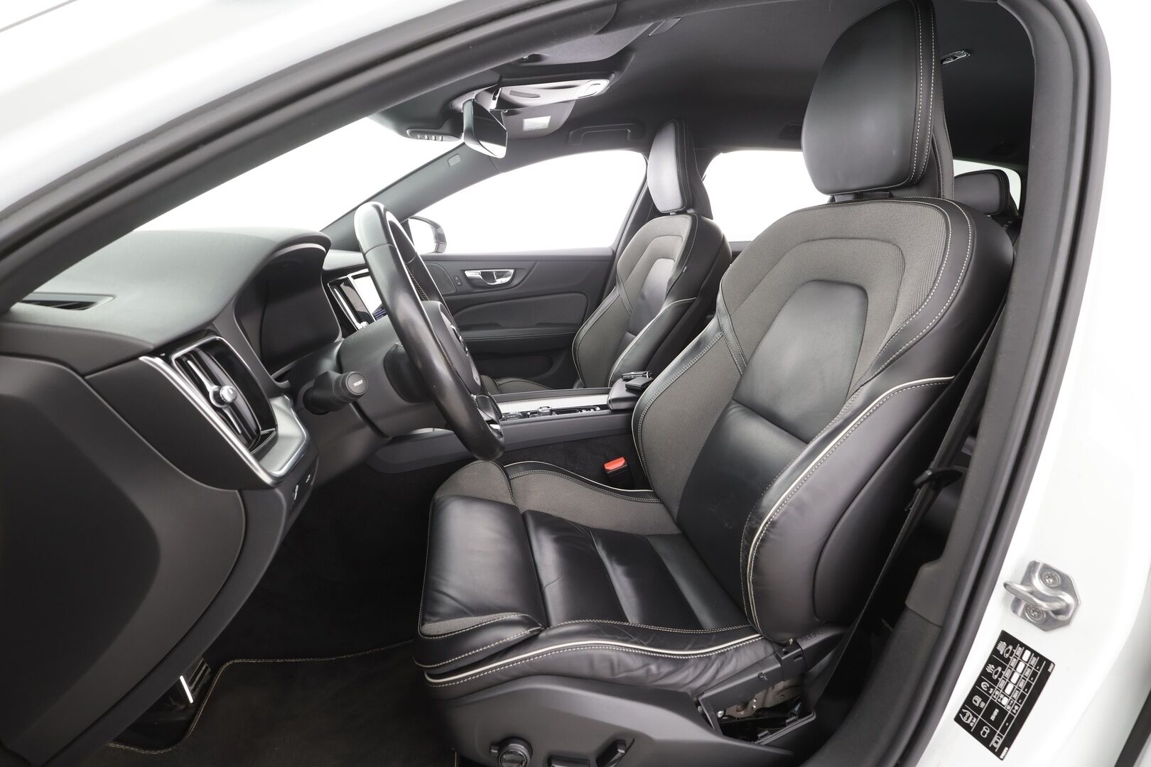Volvo V60 2021 B3 MHEV Business R-Design aut - ACC | Koukku | Webasto | Muistipenkki | Full-LED | BLIS | P.Kamera | H&K | Sporttipenkit | Navi | Keyless | Suomi-auto | Kahdet renkaat aluvanteilla | Merkkihuollettu