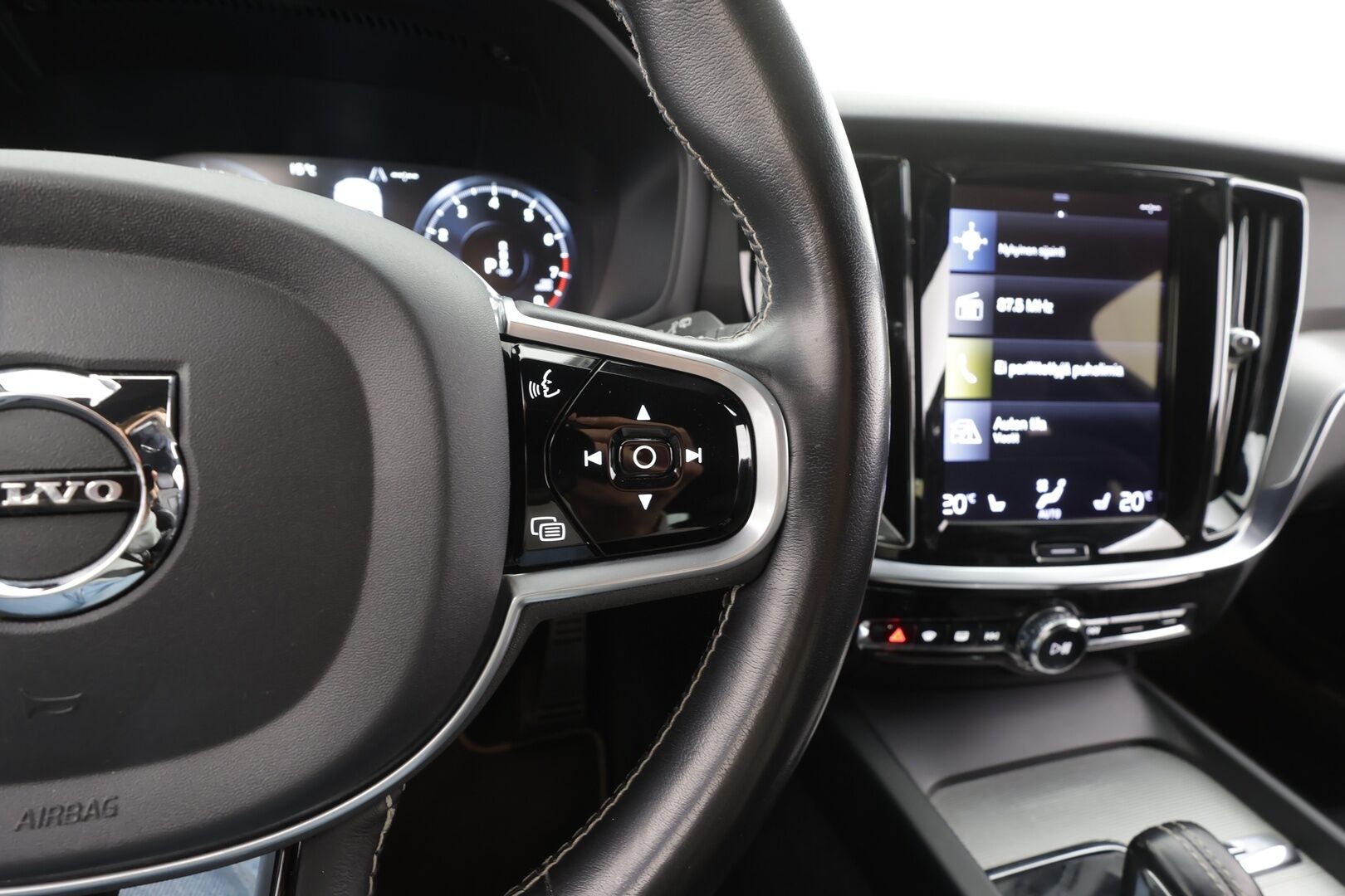 Volvo V60 2021 B3 MHEV Business R-Design aut - ACC | Koukku | Webasto | Muistipenkki | Full-LED | BLIS | P.Kamera | H&K | Sporttipenkit | Navi | Keyless | Suomi-auto | Kahdet renkaat aluvanteilla | Merkkihuollettu