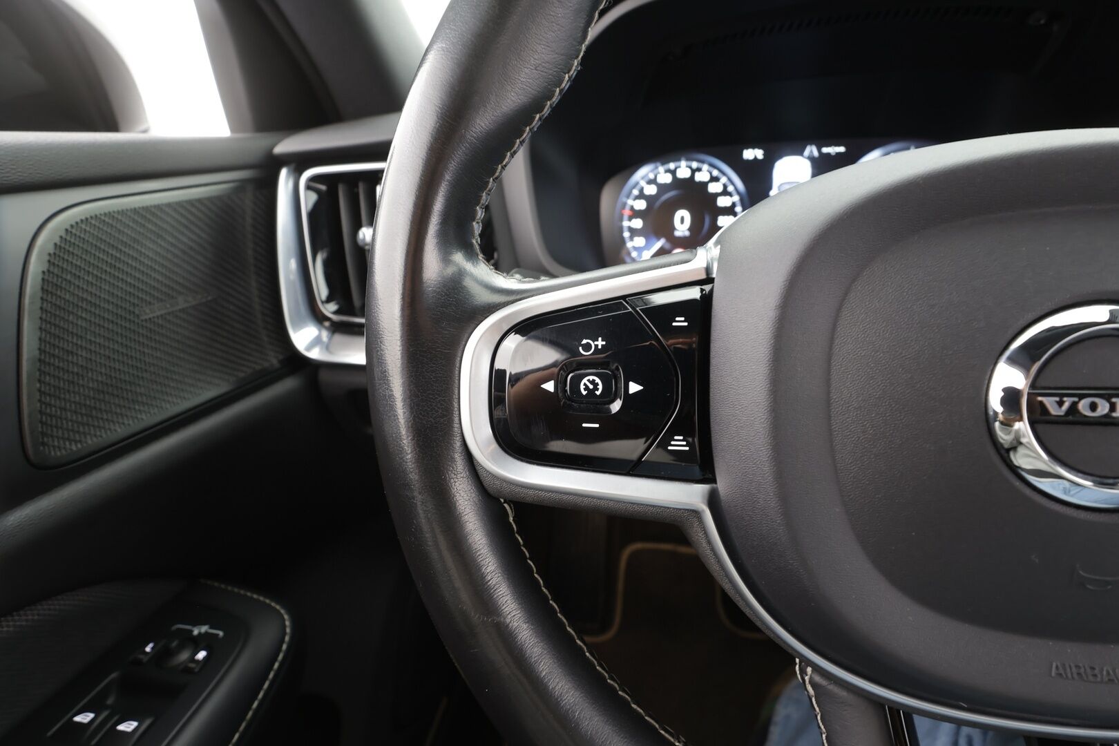 Volvo V60 2021 B3 MHEV Business R-Design aut - ACC | Koukku | Webasto | Muistipenkki | Full-LED | BLIS | P.Kamera | H&K | Sporttipenkit | Navi | Keyless | Suomi-auto | Kahdet renkaat aluvanteilla | Merkkihuollettu