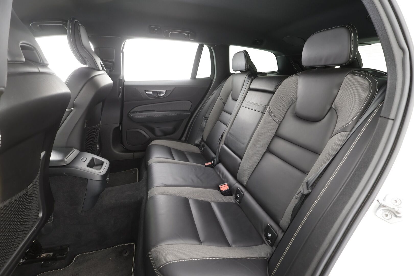 Volvo V60 2021 B3 MHEV Business R-Design aut - ACC | Koukku | Webasto | Muistipenkki | Full-LED | BLIS | P.Kamera | H&K | Sporttipenkit | Navi | Keyless | Suomi-auto | Kahdet renkaat aluvanteilla | Merkkihuollettu