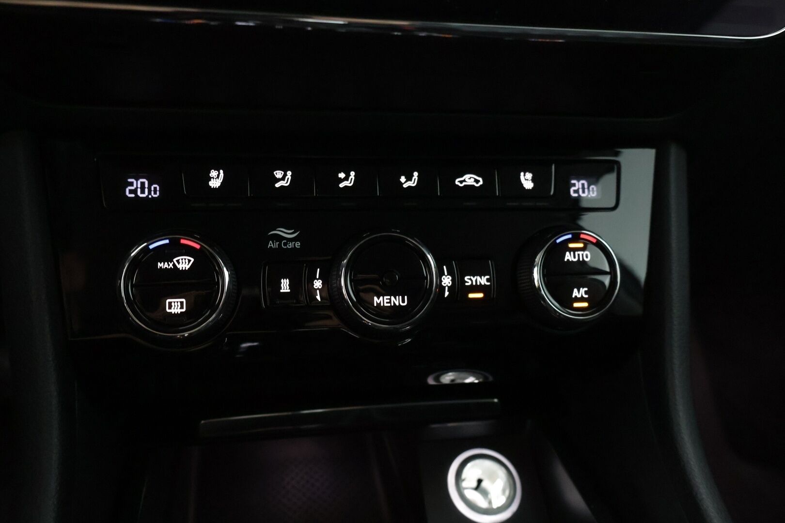 Skoda Superb 2018 Combi 2,0 TDI 190 4x4 L&K BusinessLine DSG **Facelift / Adapt. vakkari / DCC / Kessy / Webasto / Canton / Vetokoukku** - *Kattavasti varusteltu yksilö, jakohihna vaihdettu 159tkm! *