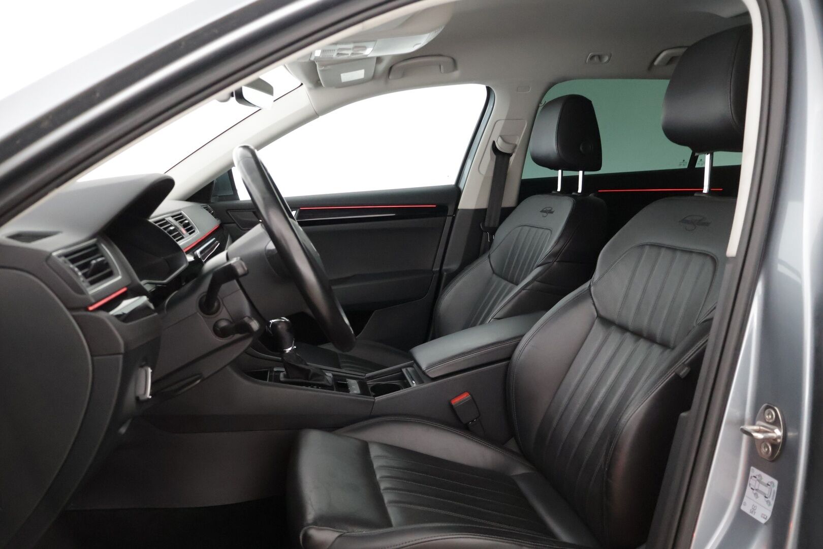 Skoda Superb 2018 Combi 2,0 TDI 190 4x4 L&K BusinessLine DSG **Facelift / Adapt. vakkari / DCC / Kessy / Webasto / Canton / Vetokoukku** - *Kattavasti varusteltu yksilö, jakohihna vaihdettu 159tkm! *
