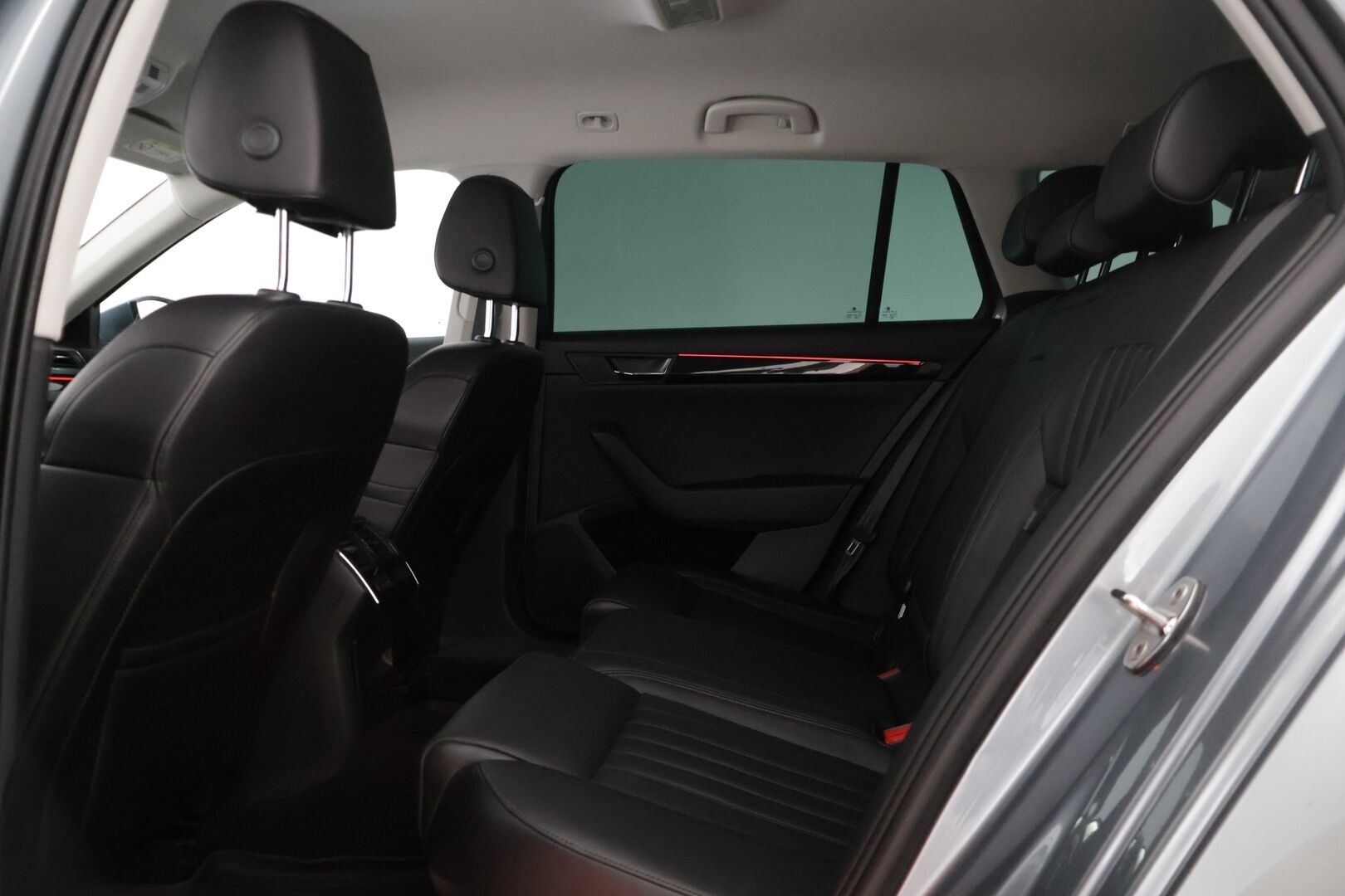 Skoda Superb 2018 Combi 2,0 TDI 190 4x4 L&K BusinessLine DSG **Facelift / Adapt. vakkari / DCC / Kessy / Webasto / Canton / Vetokoukku** - *Kattavasti varusteltu yksilö, jakohihna vaihdettu 159tkm! *