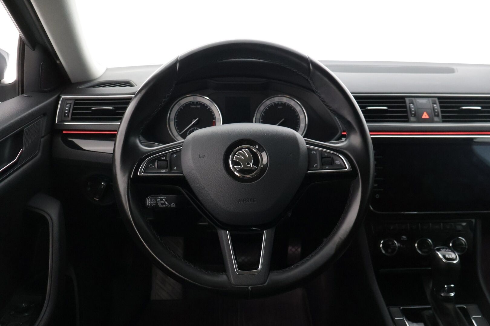 Skoda Superb 2018 Combi 2,0 TDI 190 4x4 L&K BusinessLine DSG **Facelift / Adapt. vakkari / DCC / Kessy / Webasto / Canton / Vetokoukku** - *Kattavasti varusteltu yksilö, jakohihna vaihdettu 159tkm! *