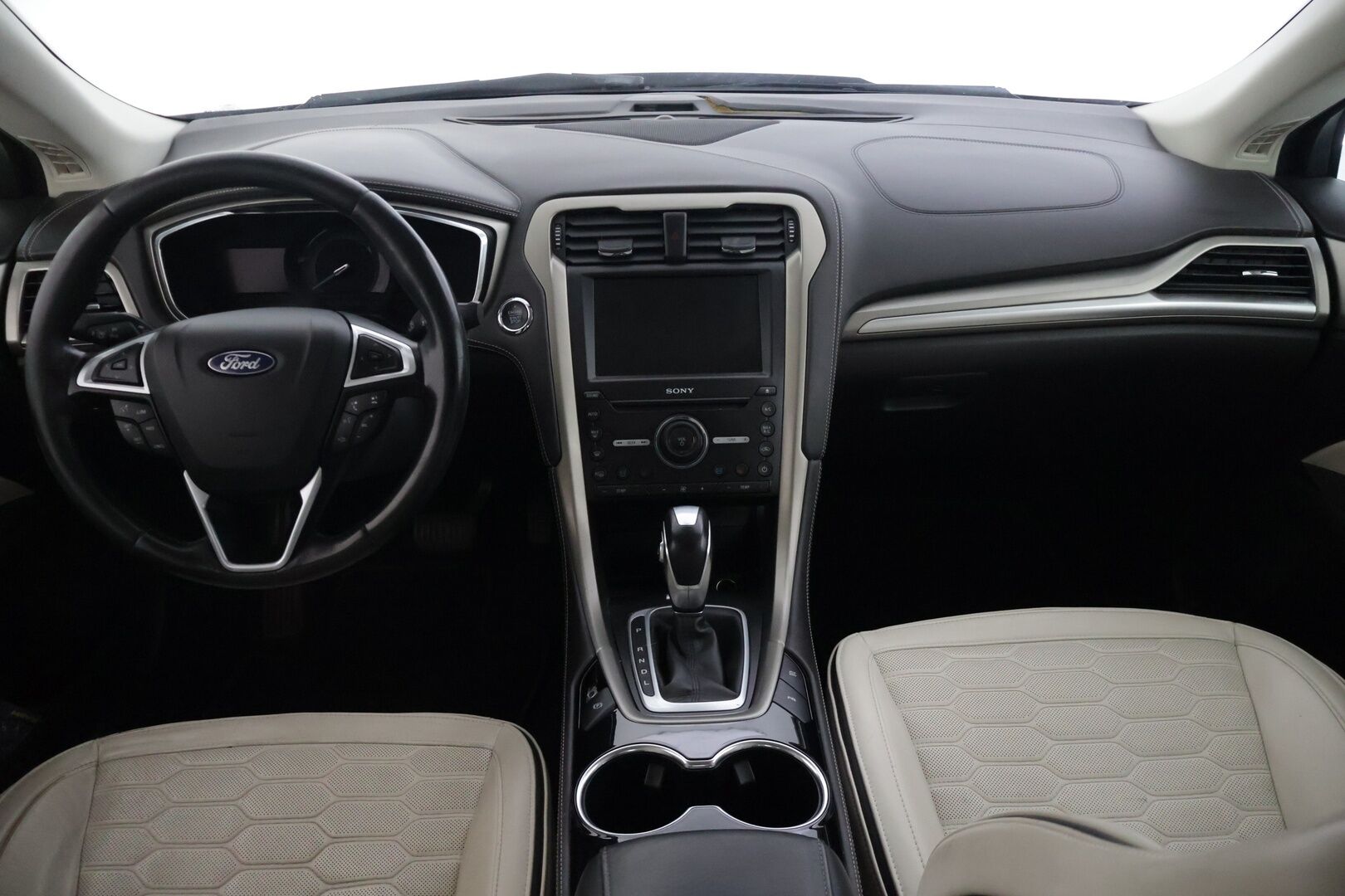 FORD Mondeo 2018 2,0 187hv Hybrid eCVT Vignale HEV - | Vaaleat nahat | Hierovat & tuuletetut etuistuimet | Keyless Go | Lohkolämmitin | Peruutuskamera | Android Auto & CarPlay | 2x renkaat & vanteet | - KORKO VAIN 3,99 %